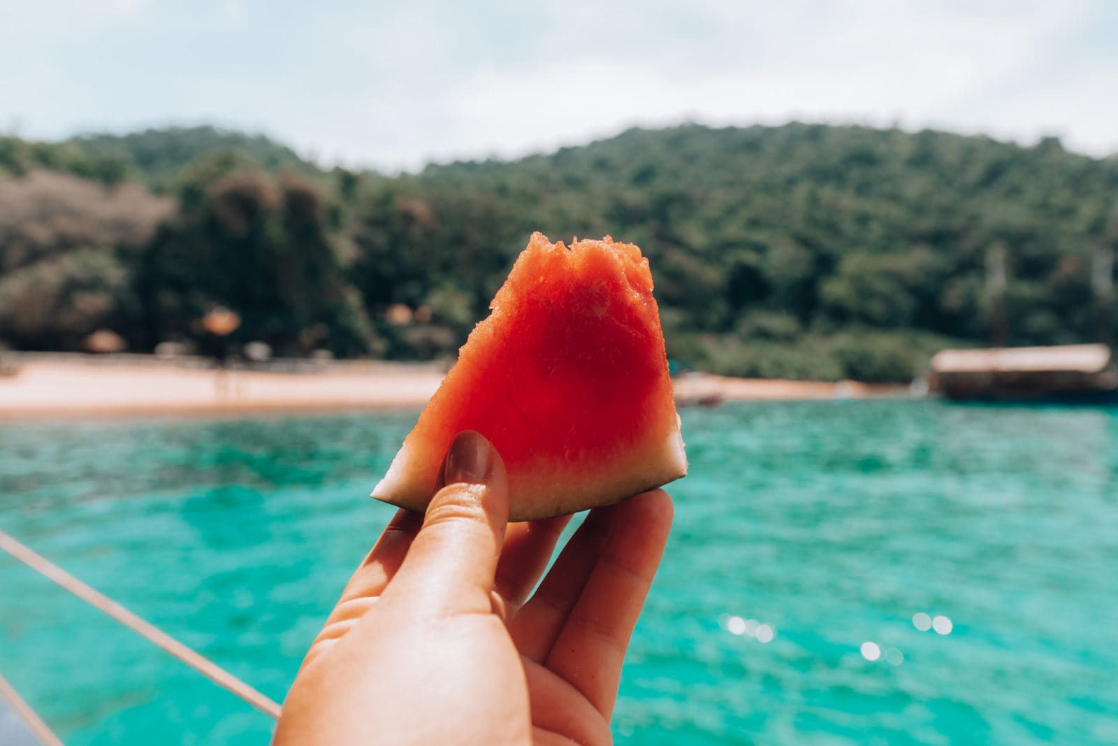 Hand mit Stück Wassermelone