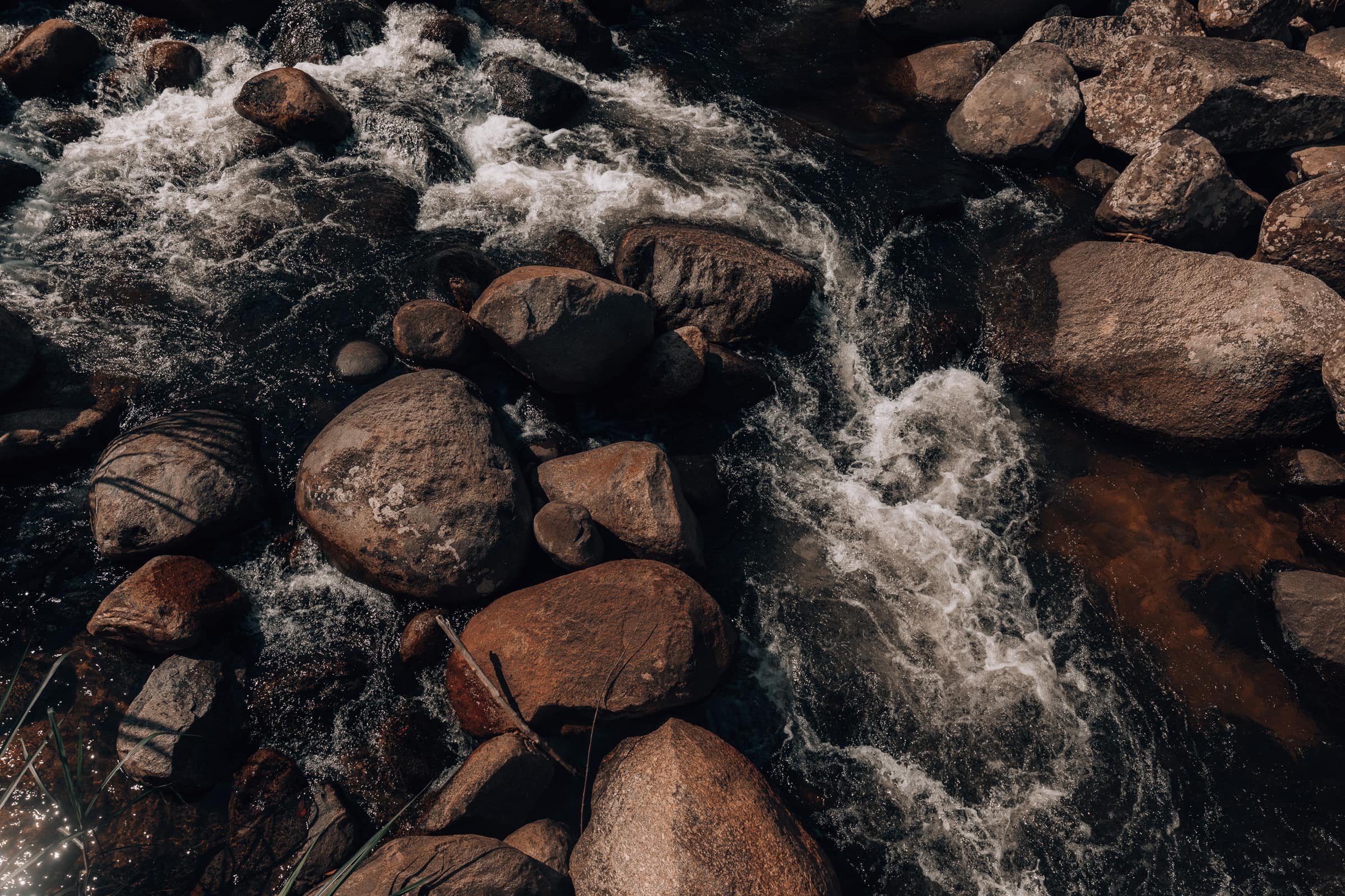 Fließendes Wasser im Bach