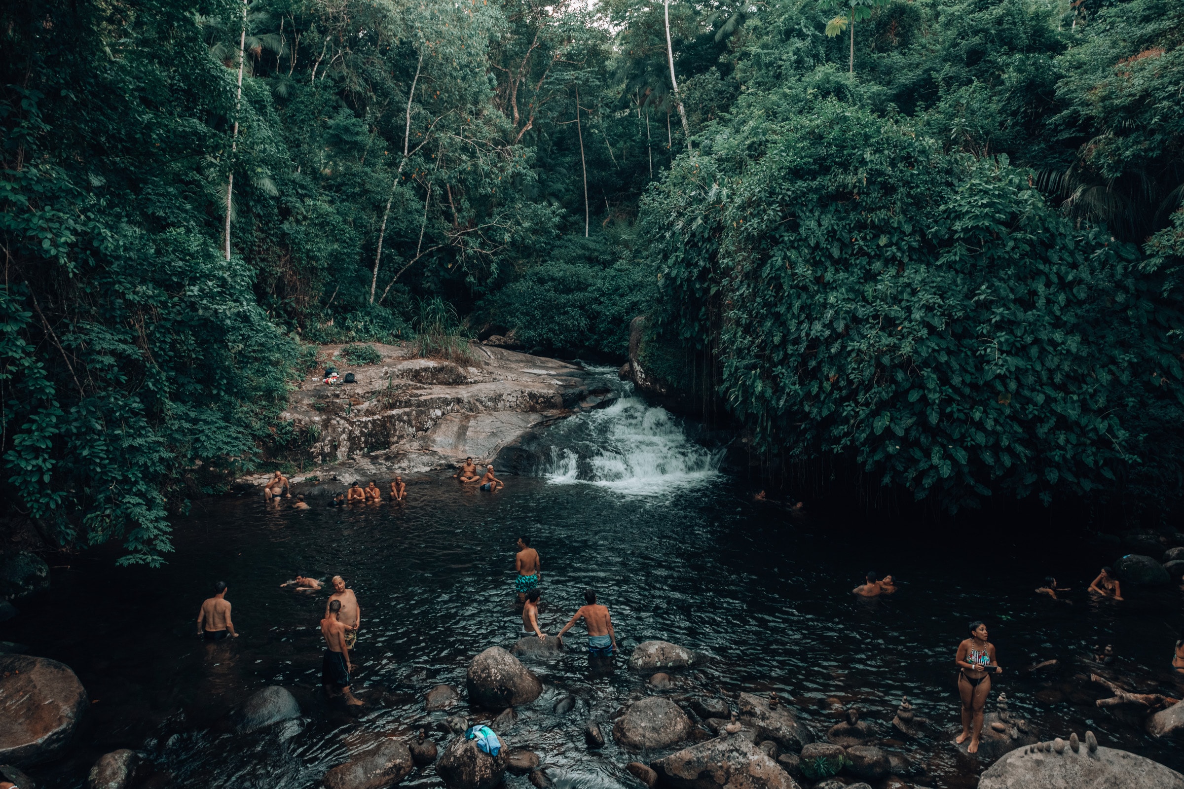 Badende an Wasserfall im Dschungel bei Paraty