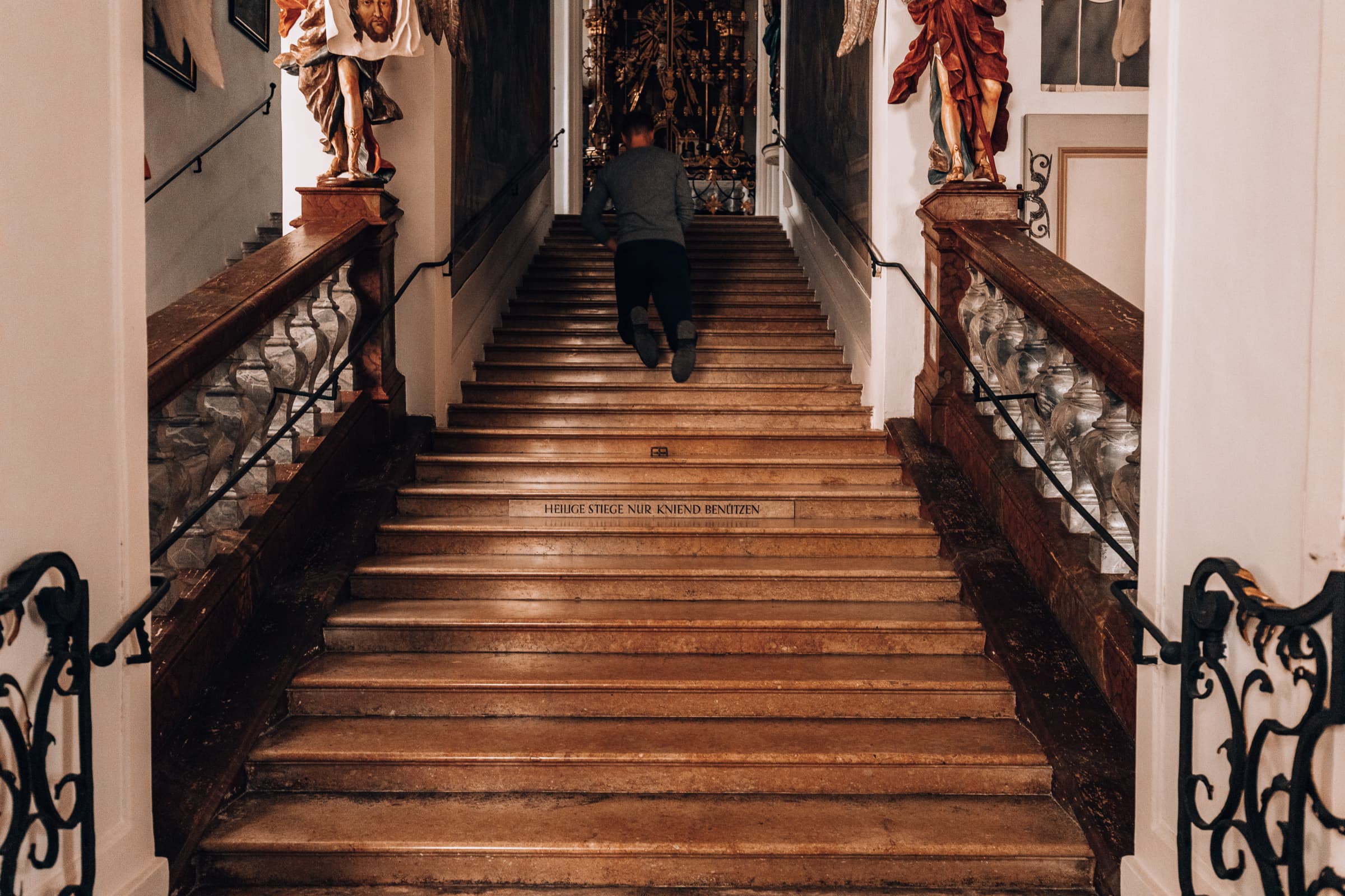 Auf Knien auf der Scala Santa in der Kajetanerkirche in Salzburg