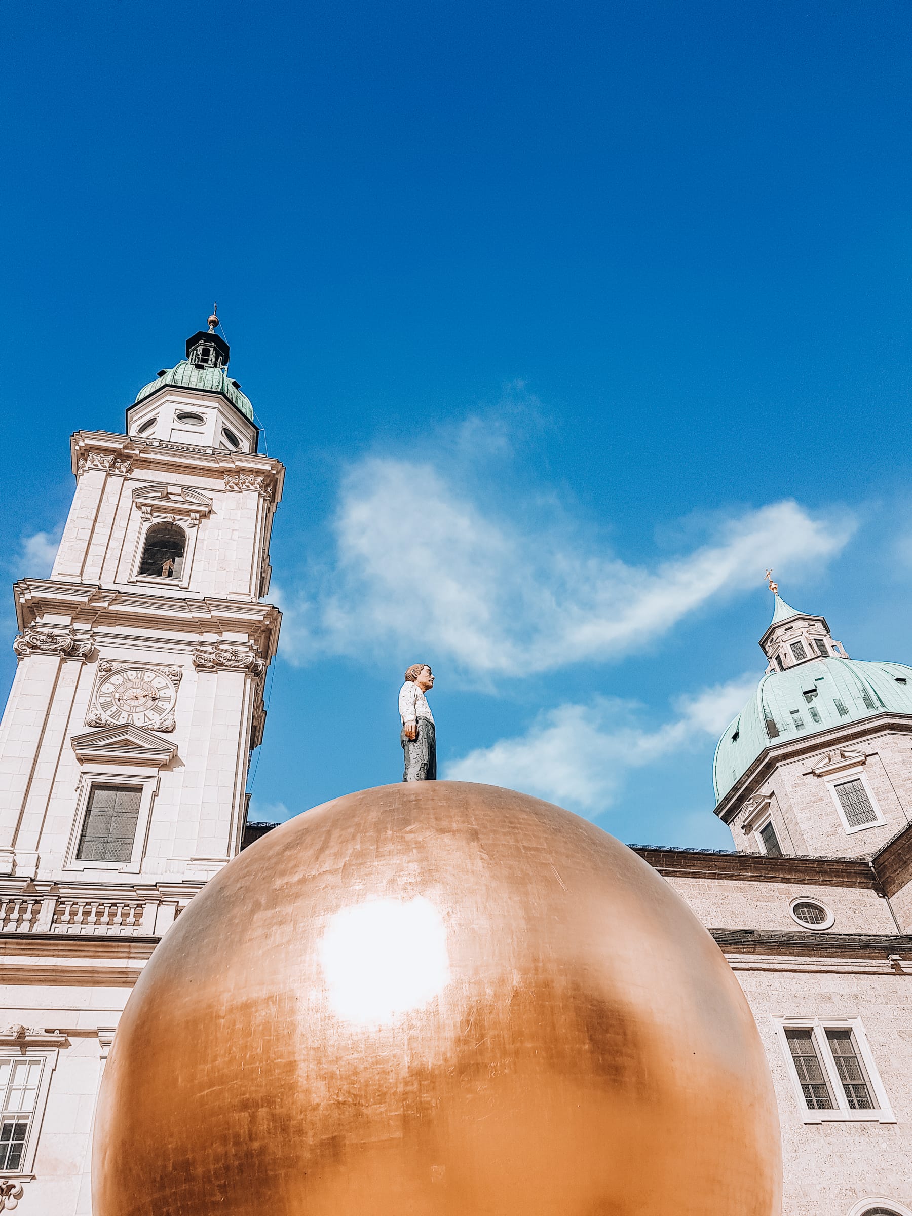 Salzburg Sehenswürdigkeiten Mann auf der Goldenen Kugel