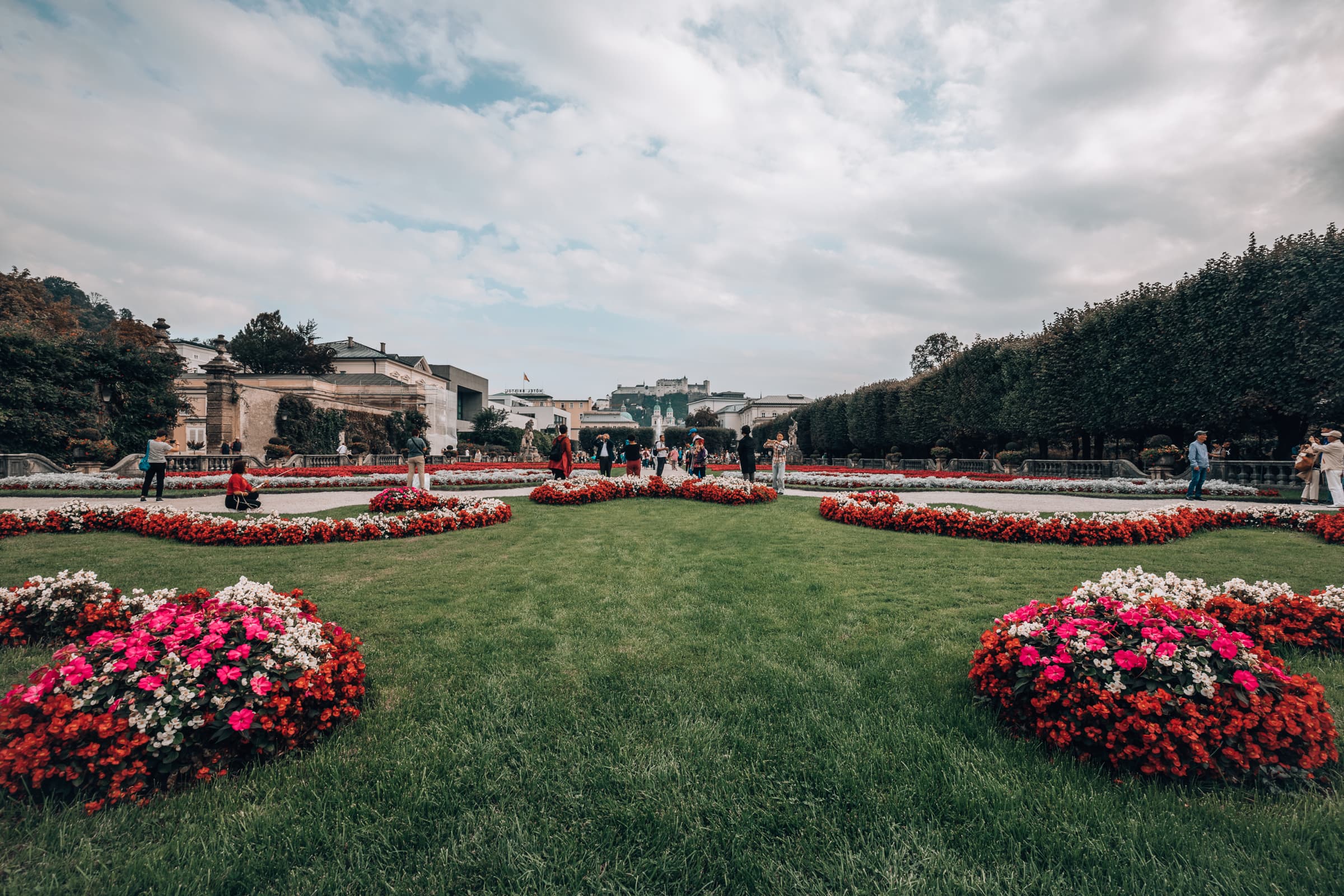 Salzburg Sehenswürdigkeiten Mirabellgarten im Schloss Mirabell mit Festung Hohensalzburg im Hintergrund