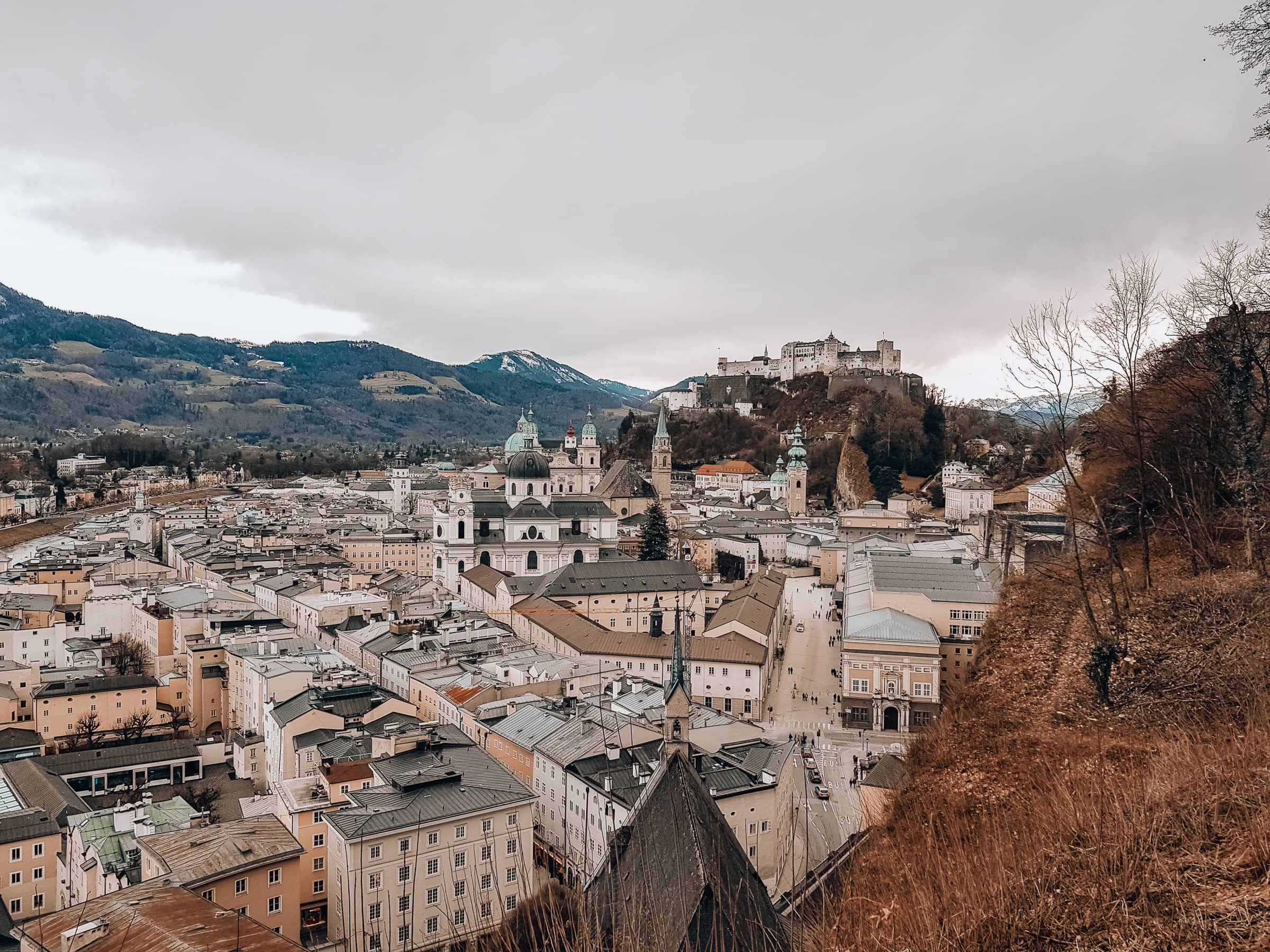 Salzburg Sehenswürdigkeiten Blick auf den Dom, die Altstadt und die Festung