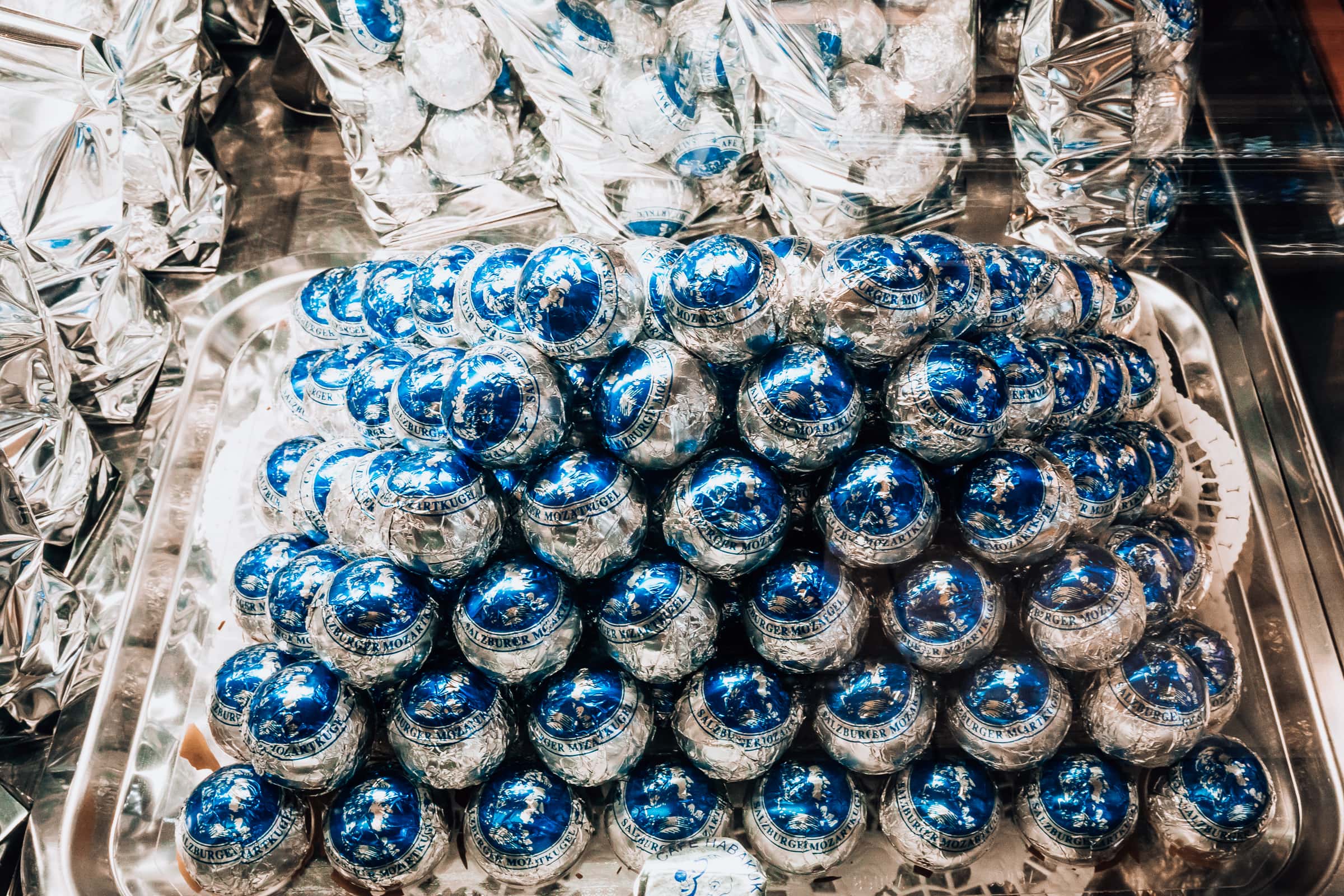 Tablett mit Mozartkugeln aus Salzburg