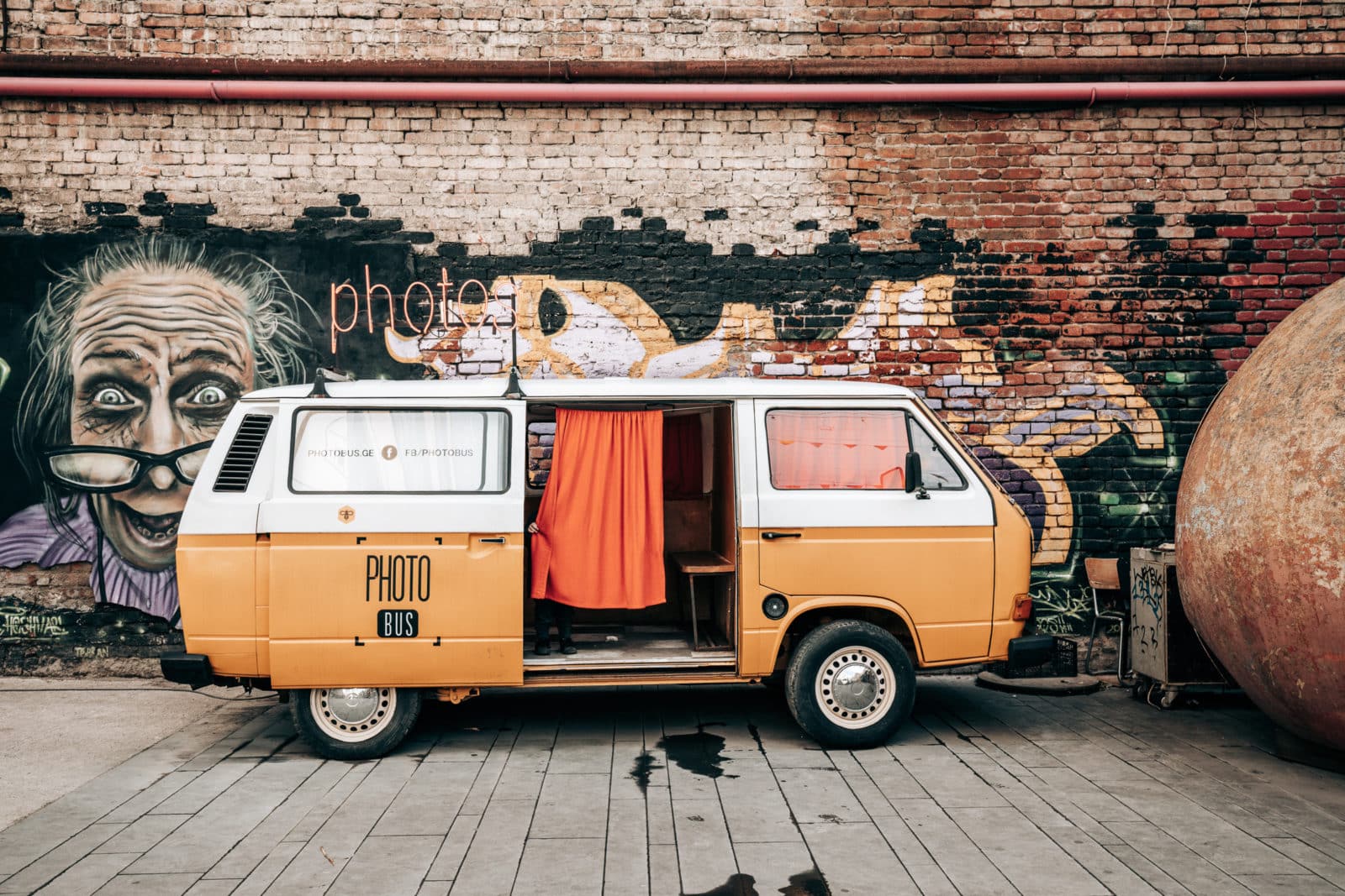 Photokabine in Van vor Fabrika Hostel Tbilisi Georgien