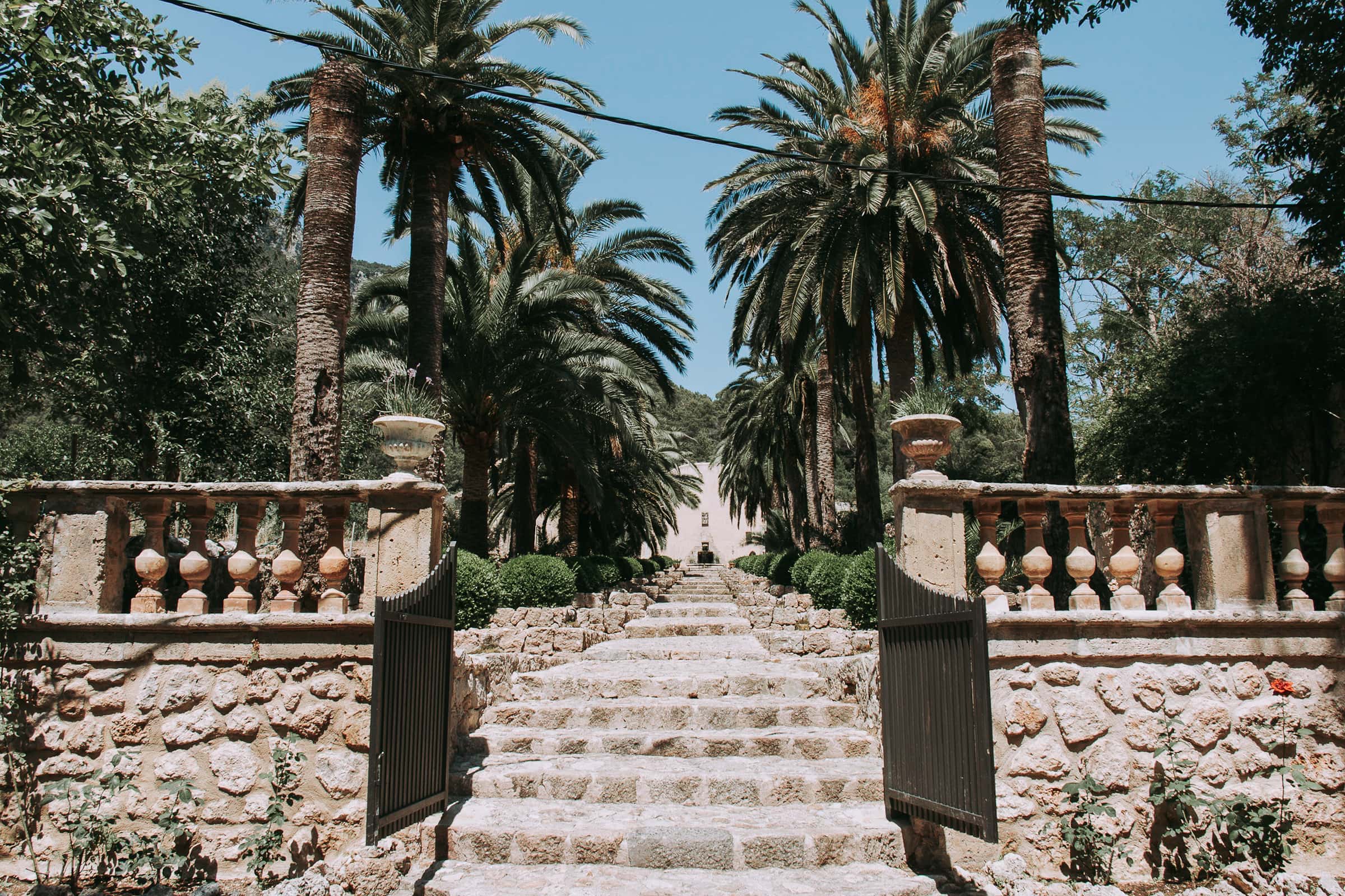 Lange Treppe mit Brunnen Jardines de Alfabia Mallorca