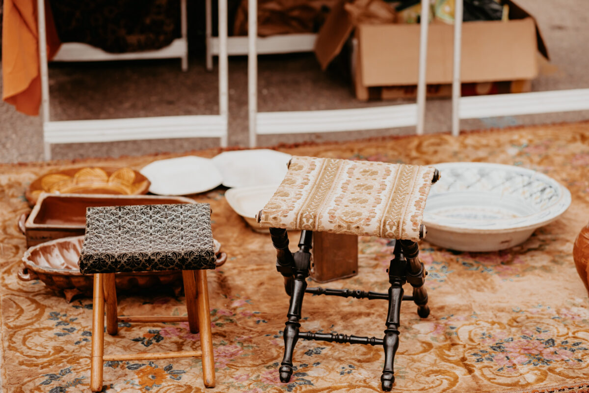 Zwei Hocker und mehrere Deko Schalen auf dem Flohmarkt in Consell in Mallorca