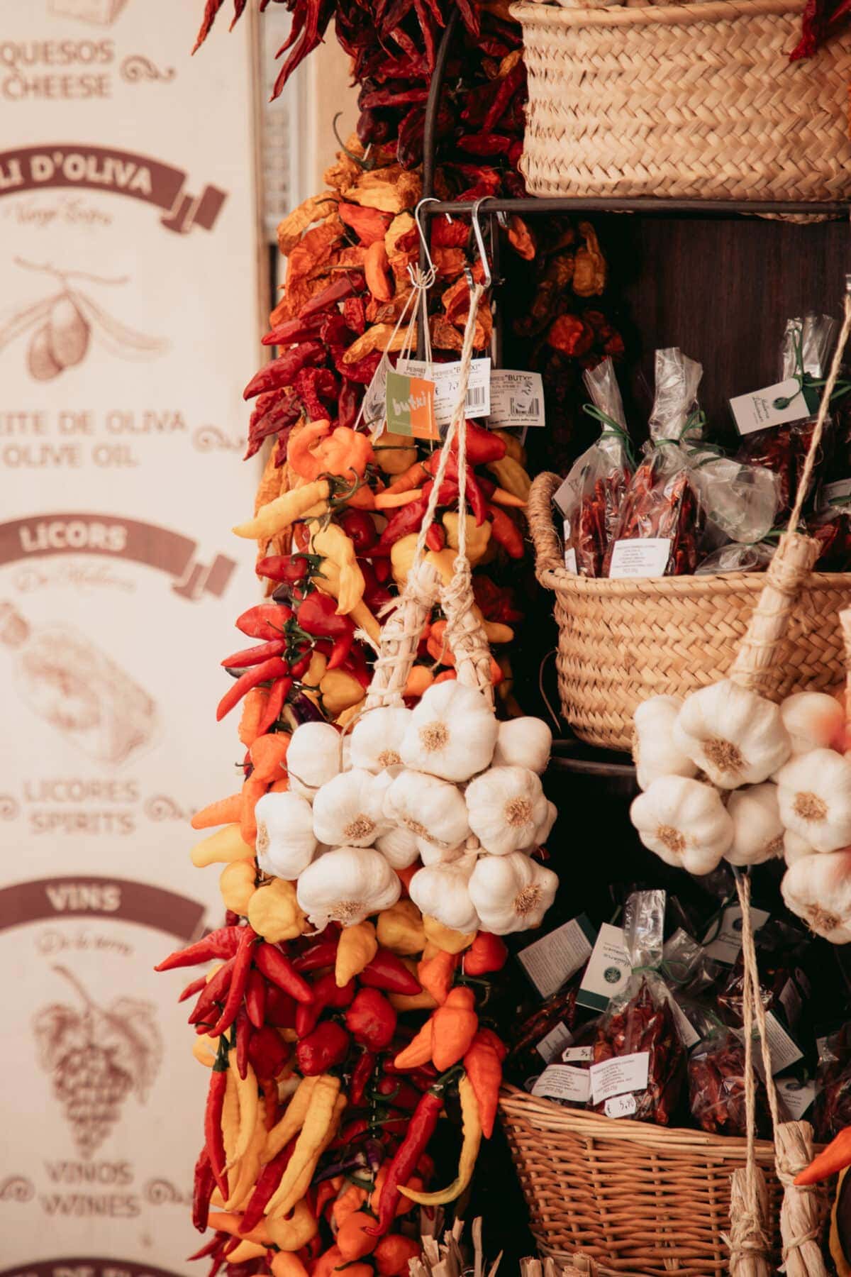 Knoblauch und Chilischoten auf Mallorca