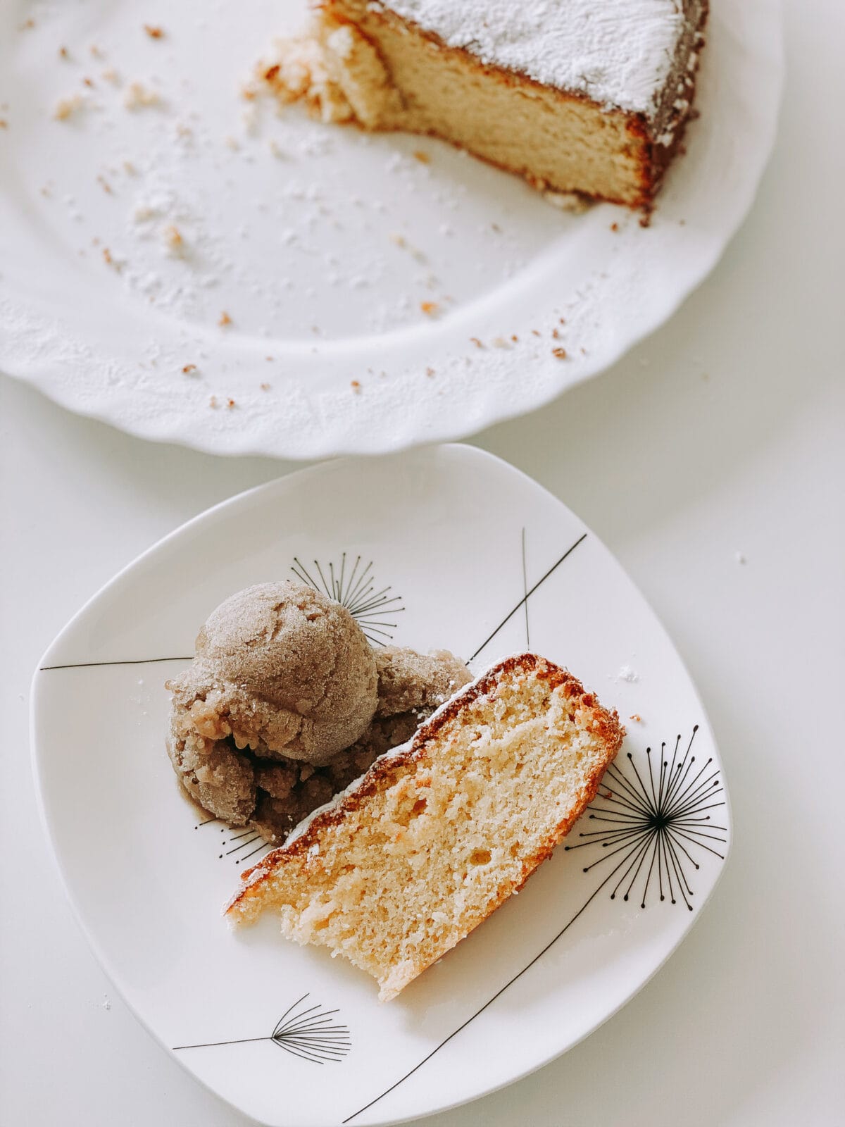 Mallorquinischer Mandelkuchen Gató de Almendra mit Mandeleis