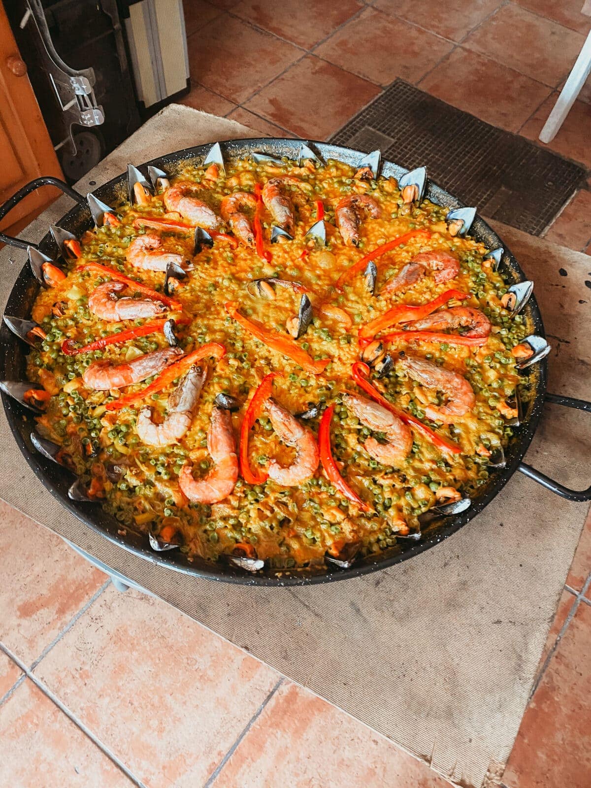 Riesige Paella Pfanne mit Gambas und Muscheln Mallorquinische Spezialitäten