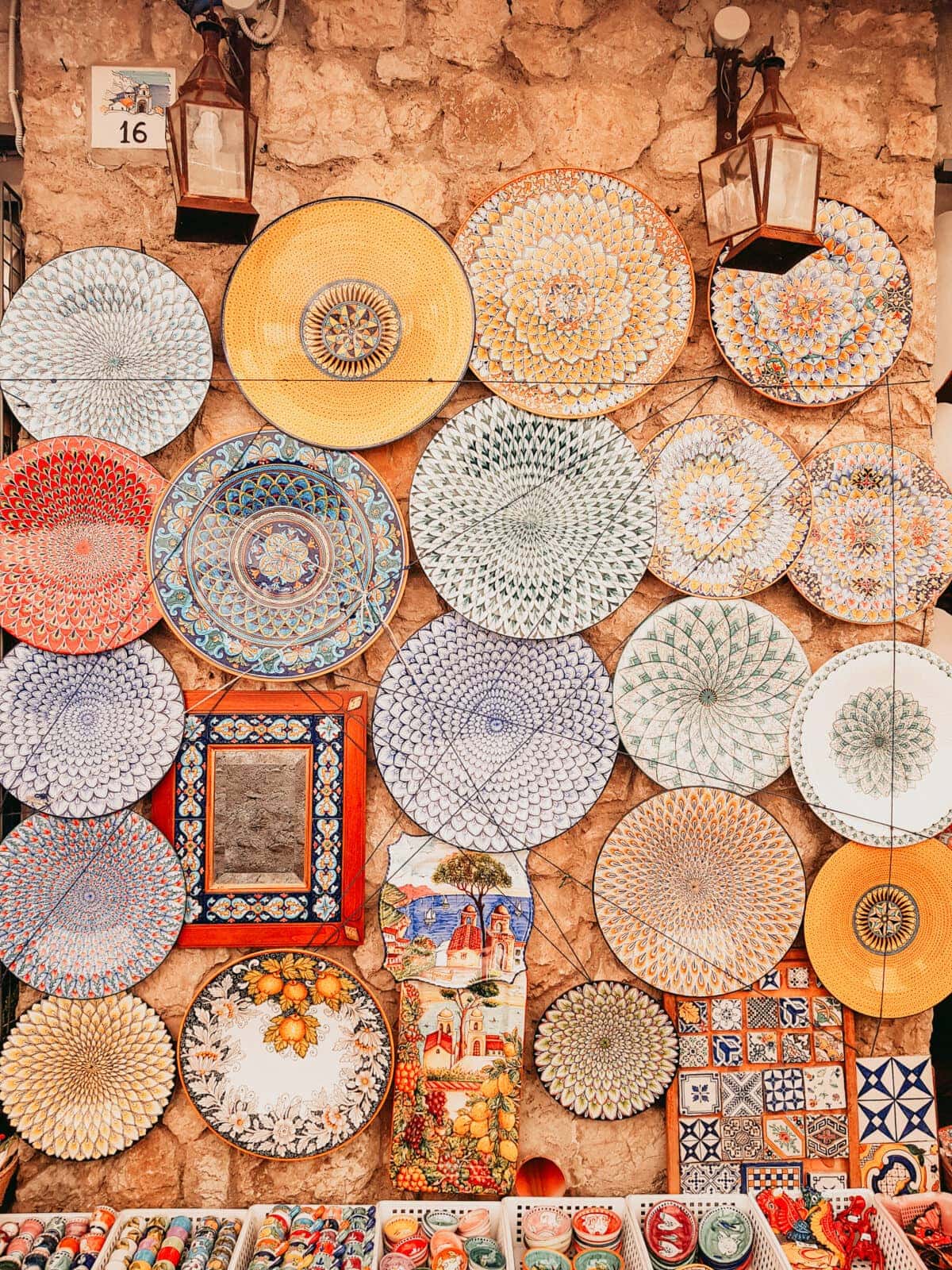 Ravello Teller an der Wand