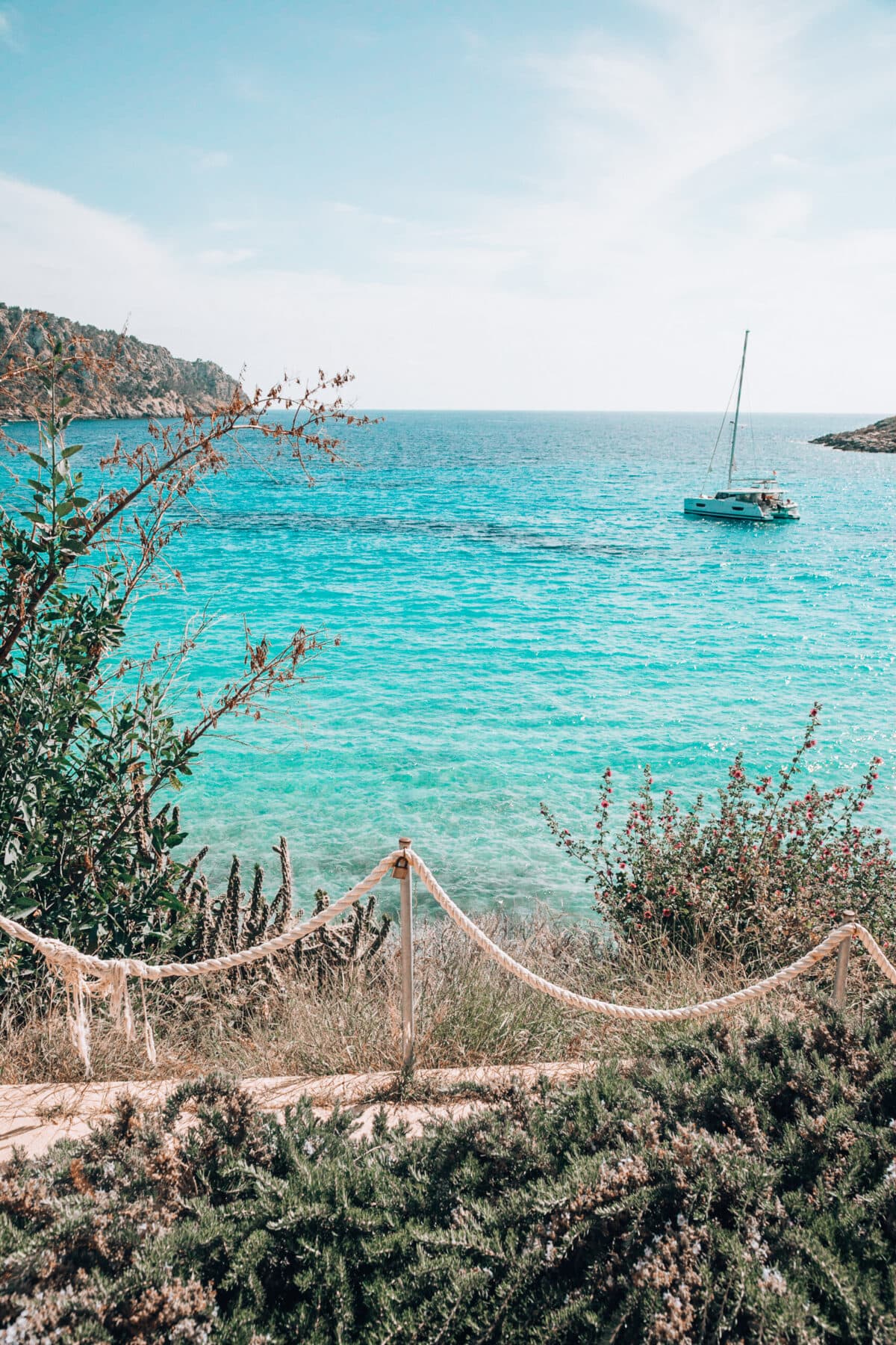 Bucht mit Boot in Sant Elm