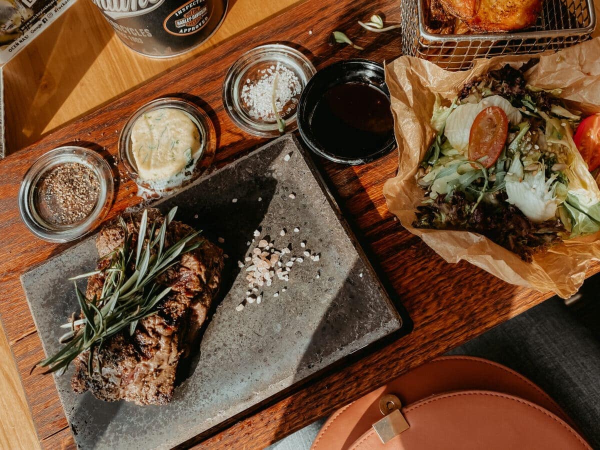 Steak auf heißem Stein in Restaurant Whiskey in a Jar Danzig