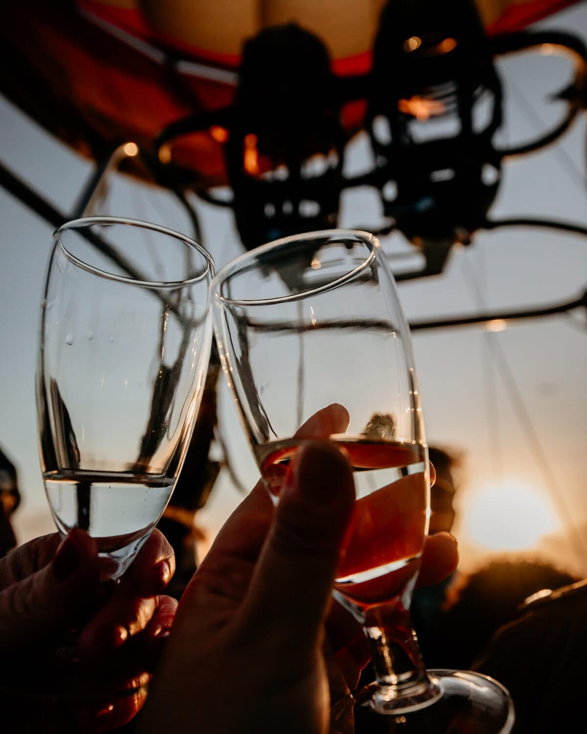 Mit Sektgläsern im Heißluftballon anstossen