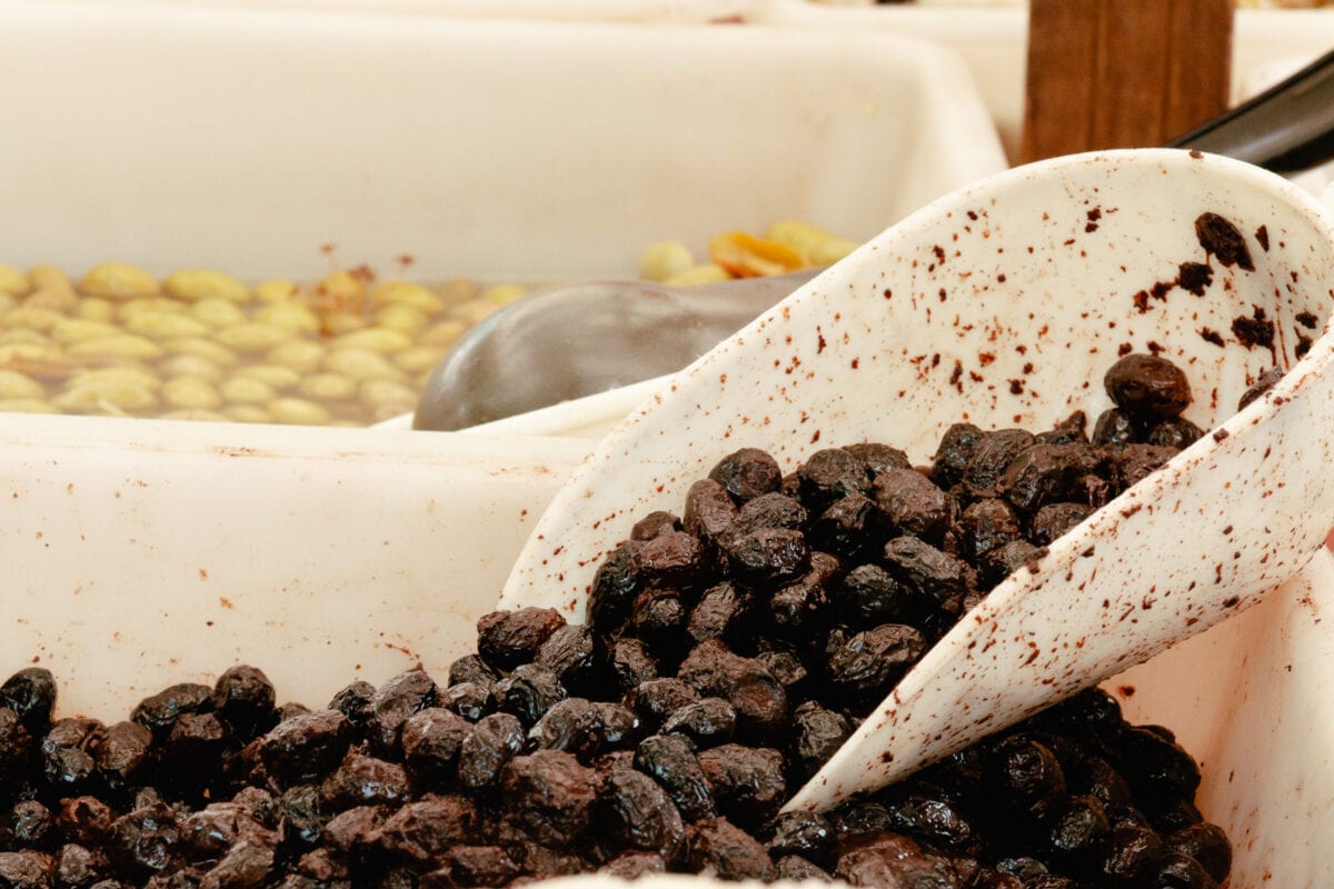 Schaufel mit schwarzen Oliven auf dem Markt in Mallorca