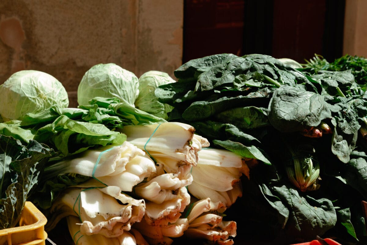 Mangold und Kohl auf dem Ökomarkt auf der Plaça dels Patins in Palma