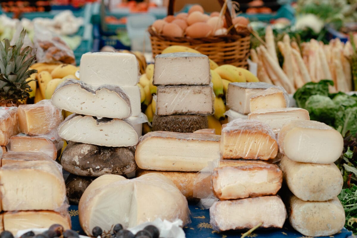 Käsestand auf dem Markt in Mallorca