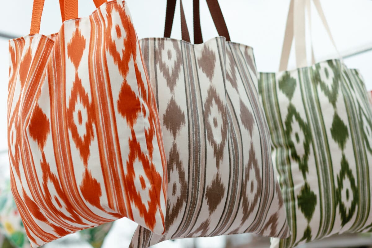 Taschen mit Ikat Muster aus Robes de Llengues auf dem Markt in Santanyi