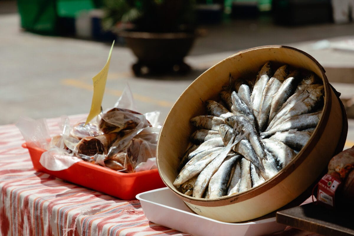 Sardinen in runder Schachtel auf dem Markt in Sineu, Mallorca