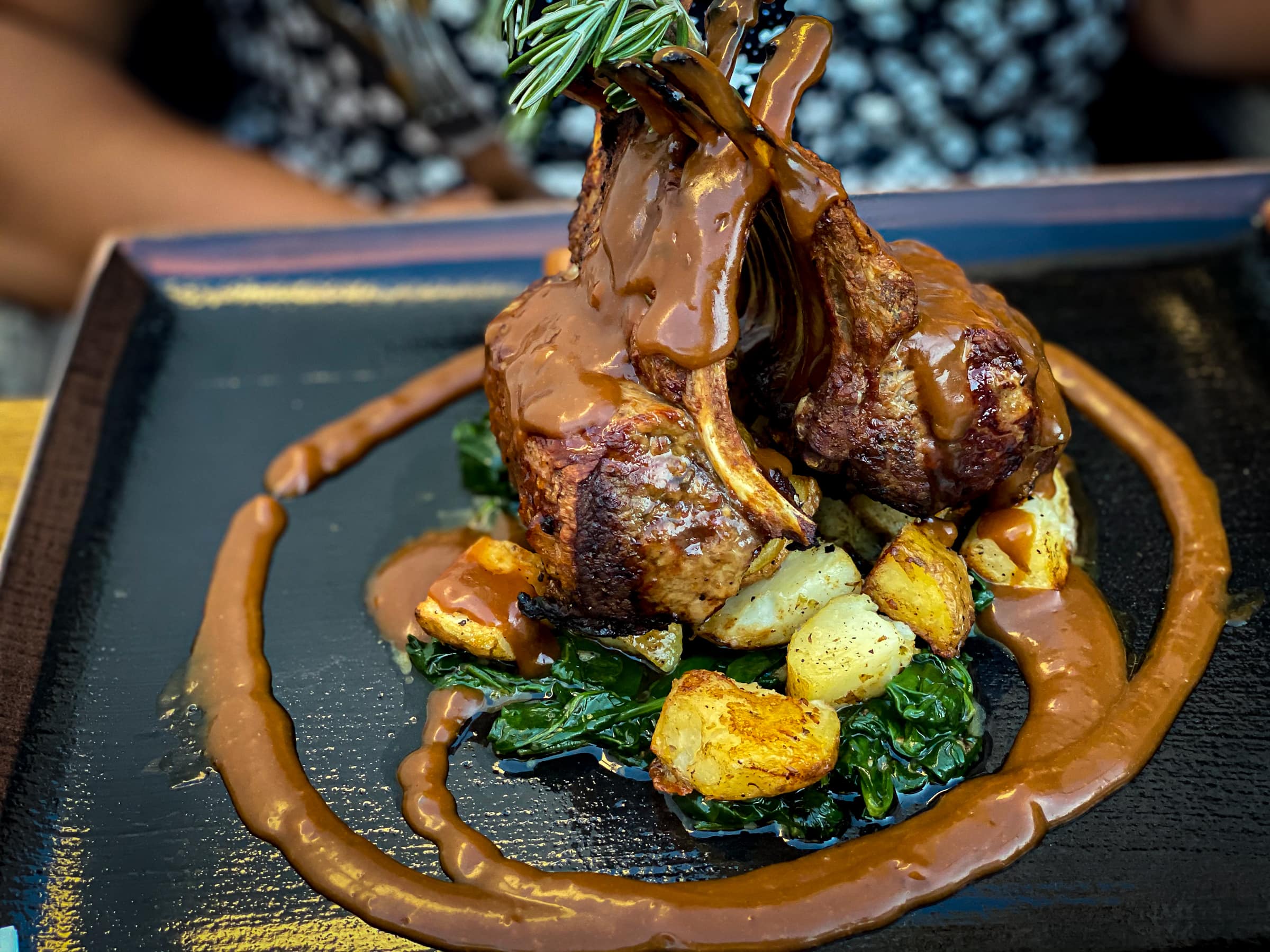 Lammkotelett auf Teller bei Izizi Nunnak in Molinar, Palma, Mallorca