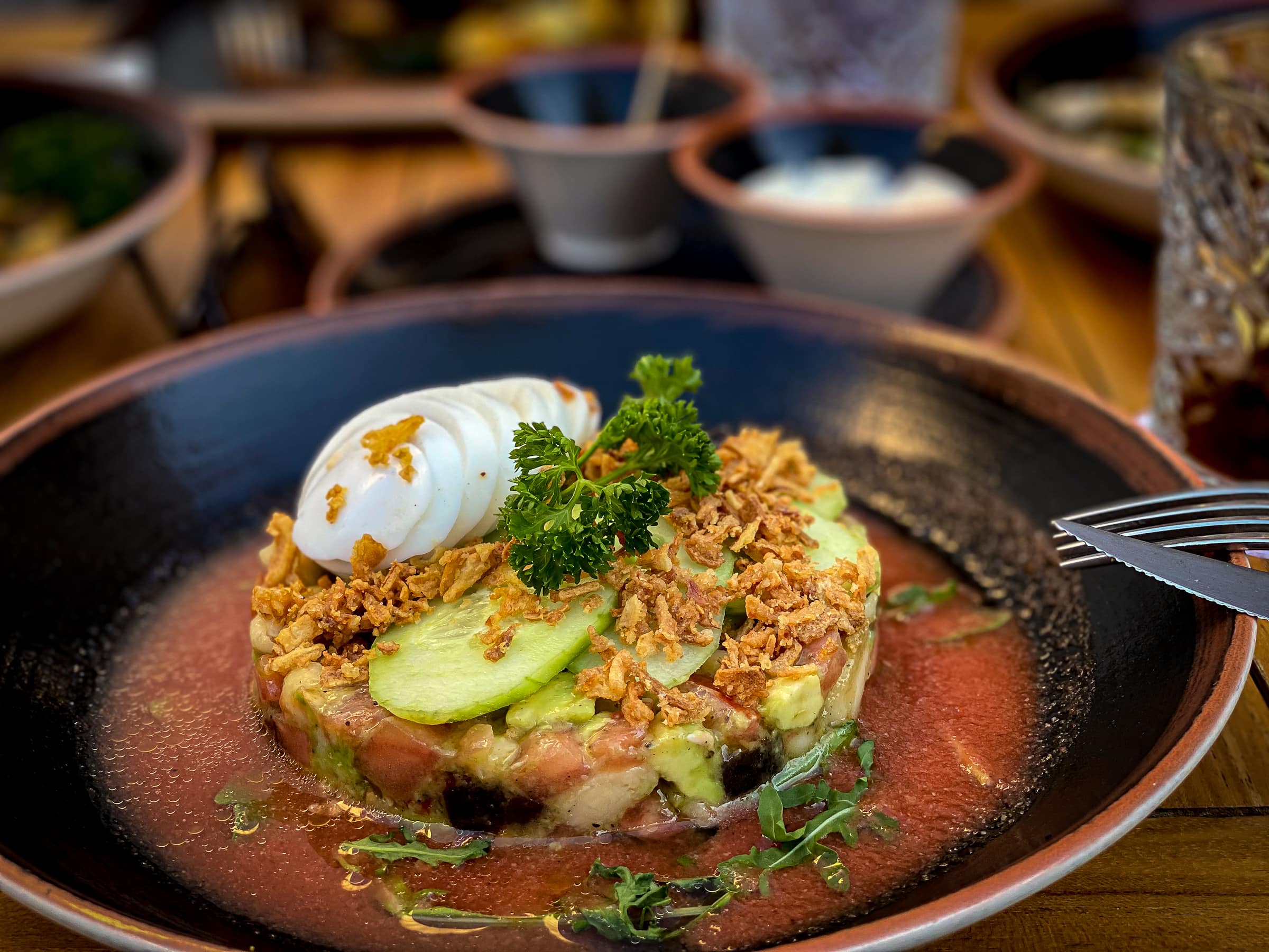 Gazpacho mit Avocado auf Teller bei Izizi Nunnak in Molinar, Palma, Mallorca