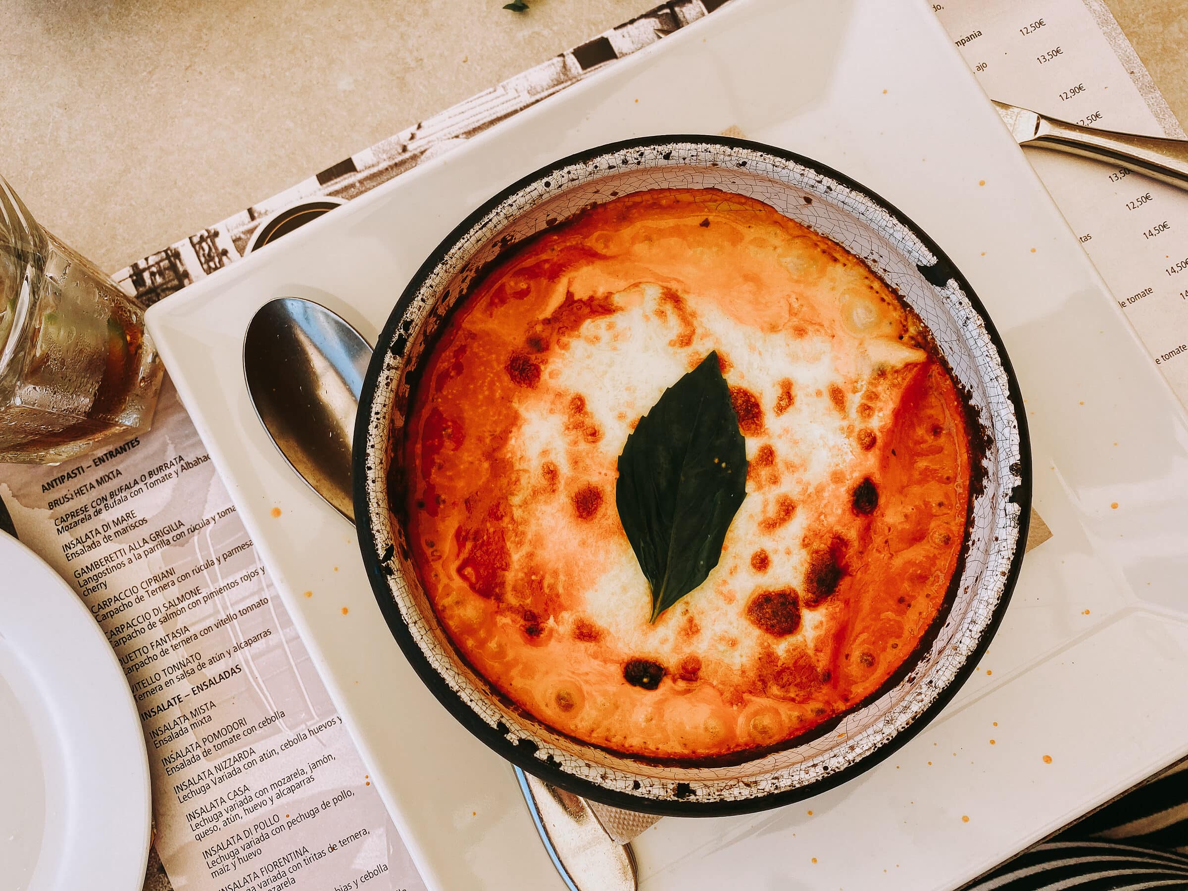 Lasagne in italienischem Restaurant in Molinar, Palma, Mallorca