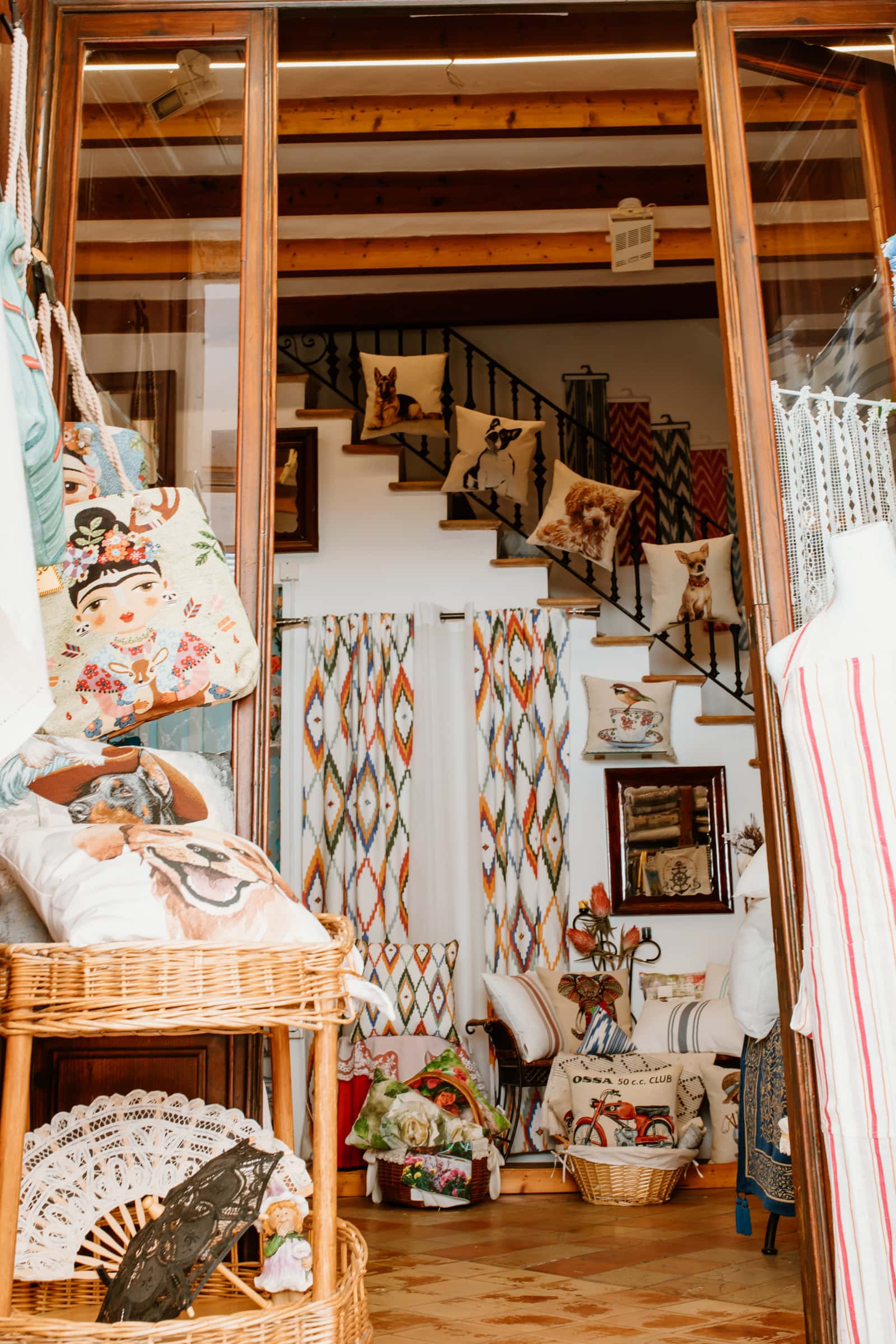 Mallorquinische Souvenirs in der Altstadt von Alcudia