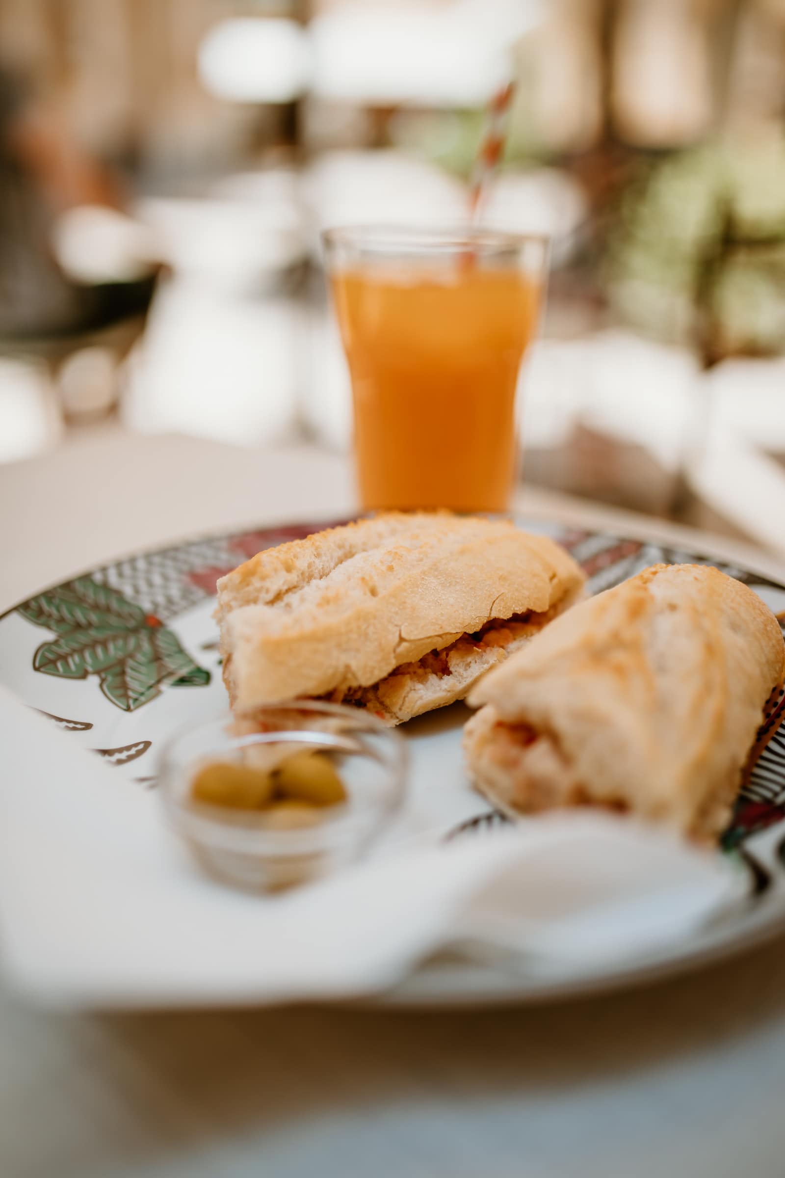 Bocadillo mit Orangensaft