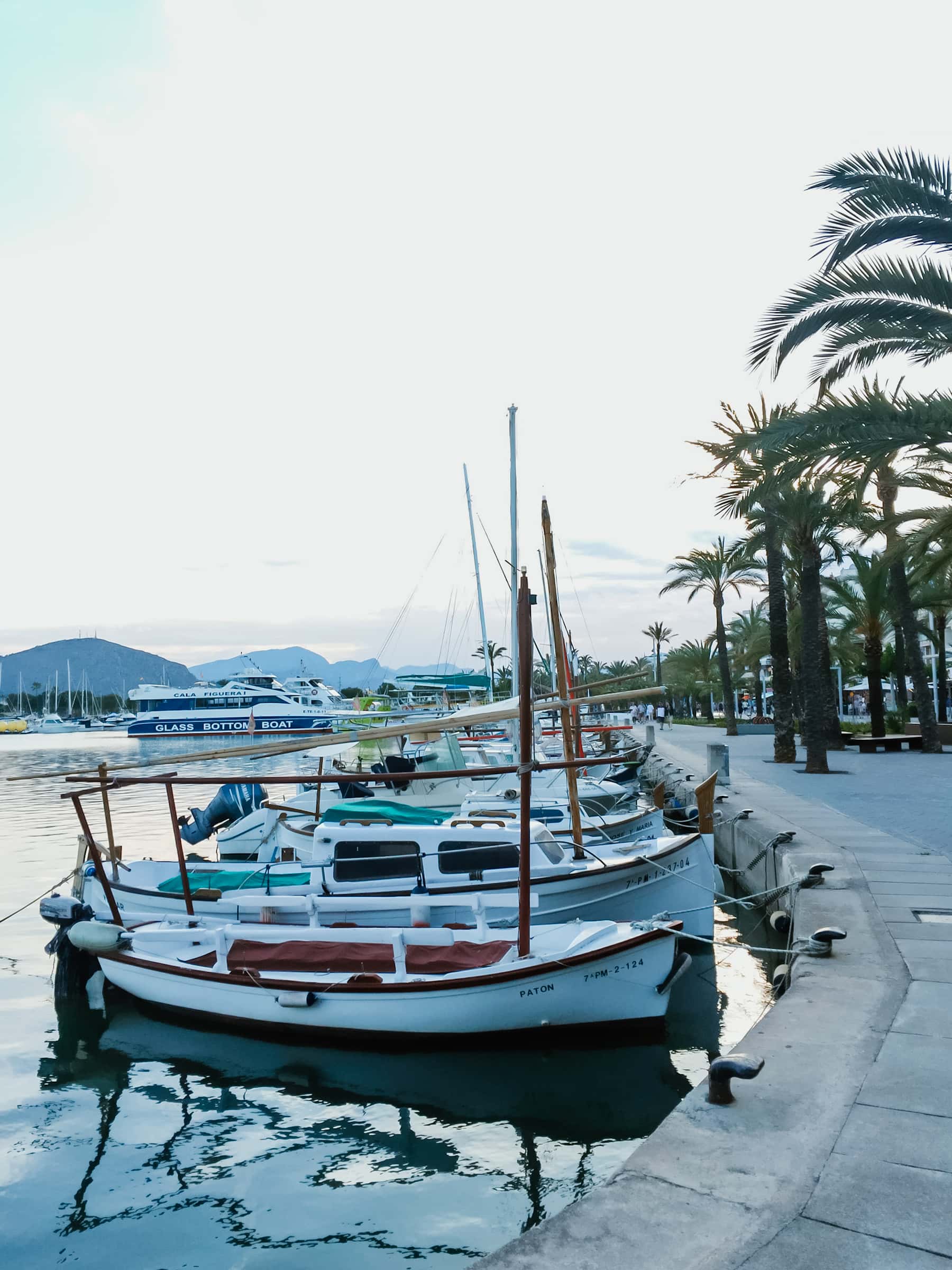 Port d'Alcudia Promenade mit Booten