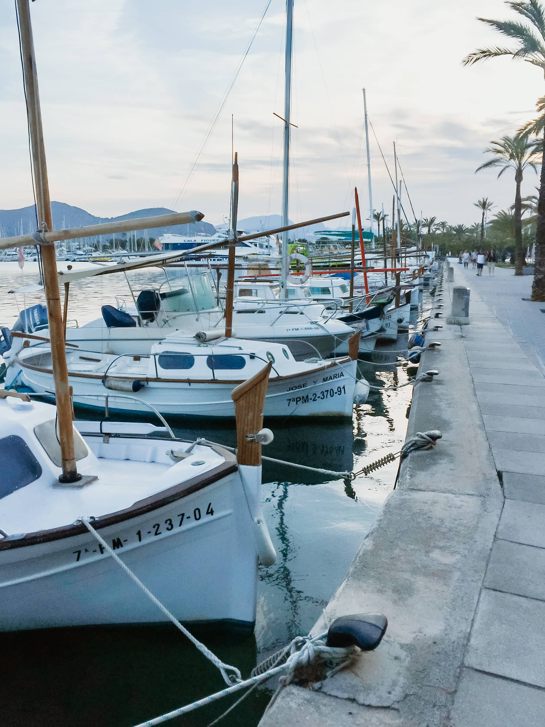 Port d'Alcudia Promenade mit Booten