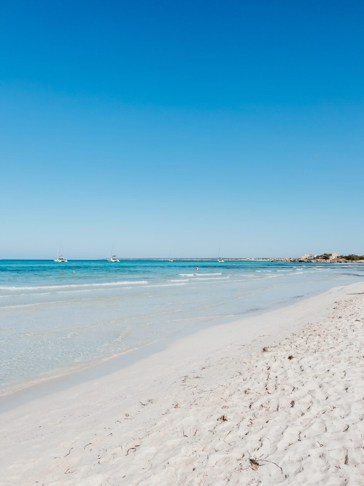 Blick auf Ses Covetes vom Strand von Es Trenc Mallorca