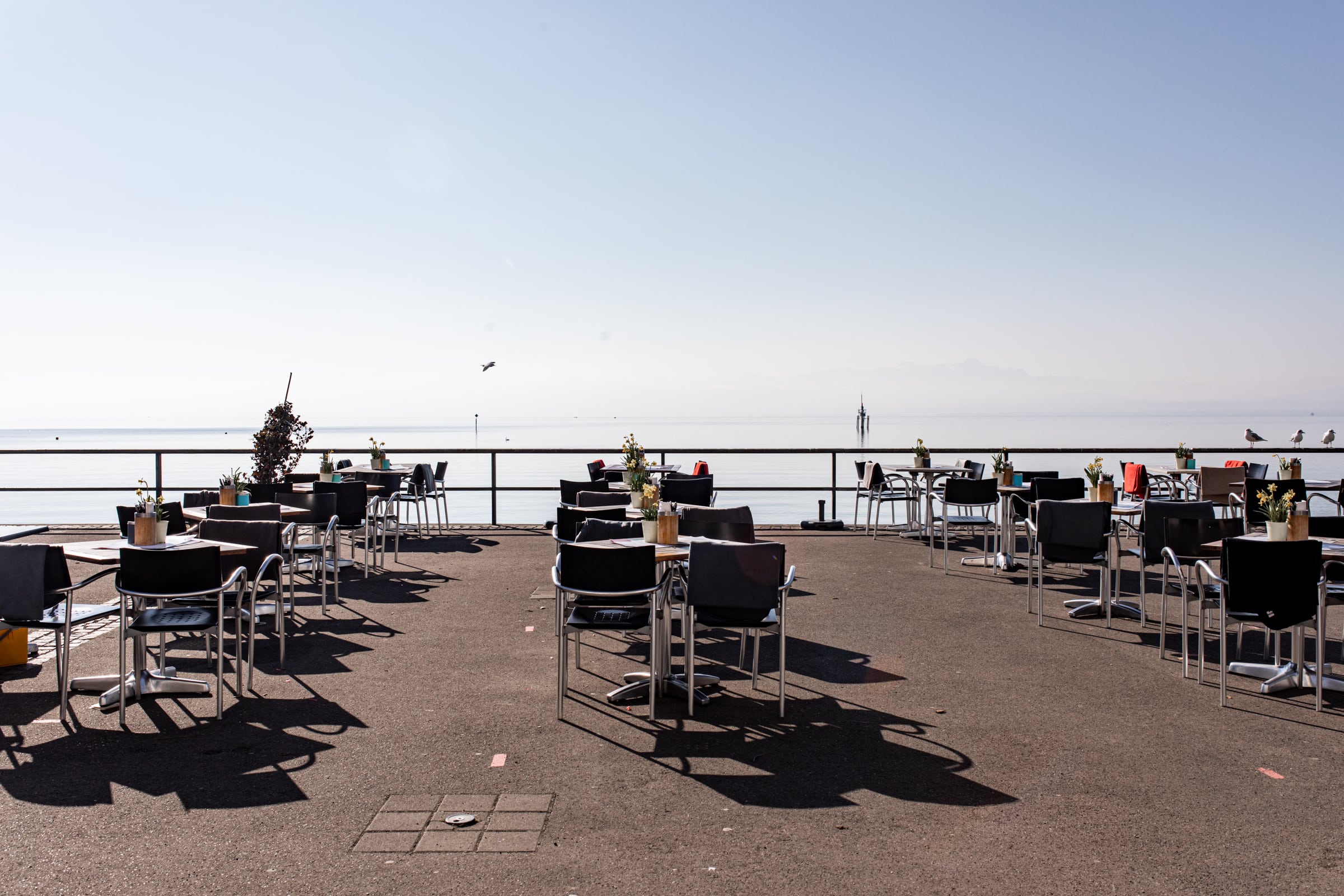 Friedrichshafen Sehenswürdigkeiten Uferpromenade Lokale mit Terrasse