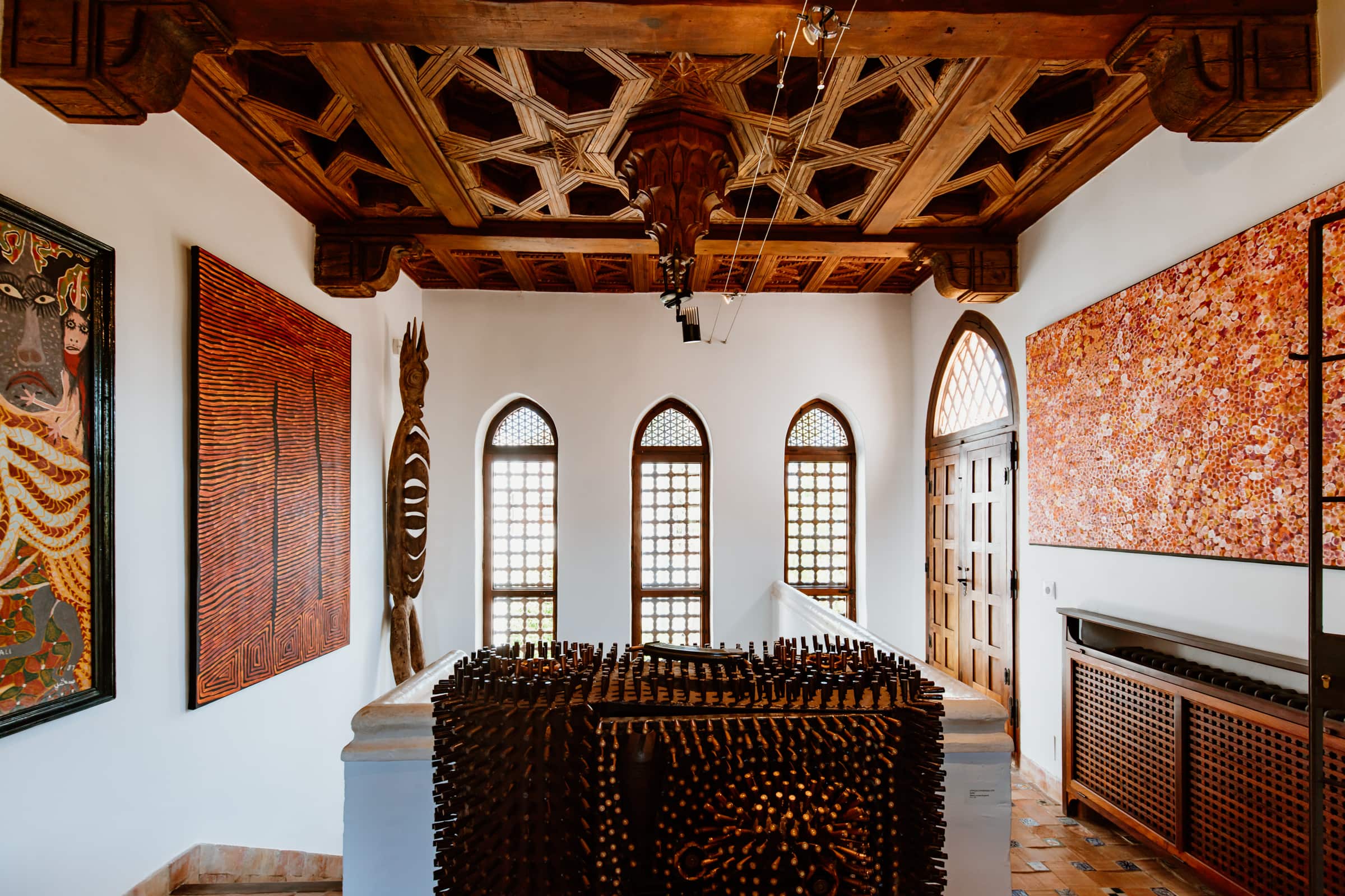 Afrikanische Kunst und Kassettendecke im Museo Sa Bassa Blanca