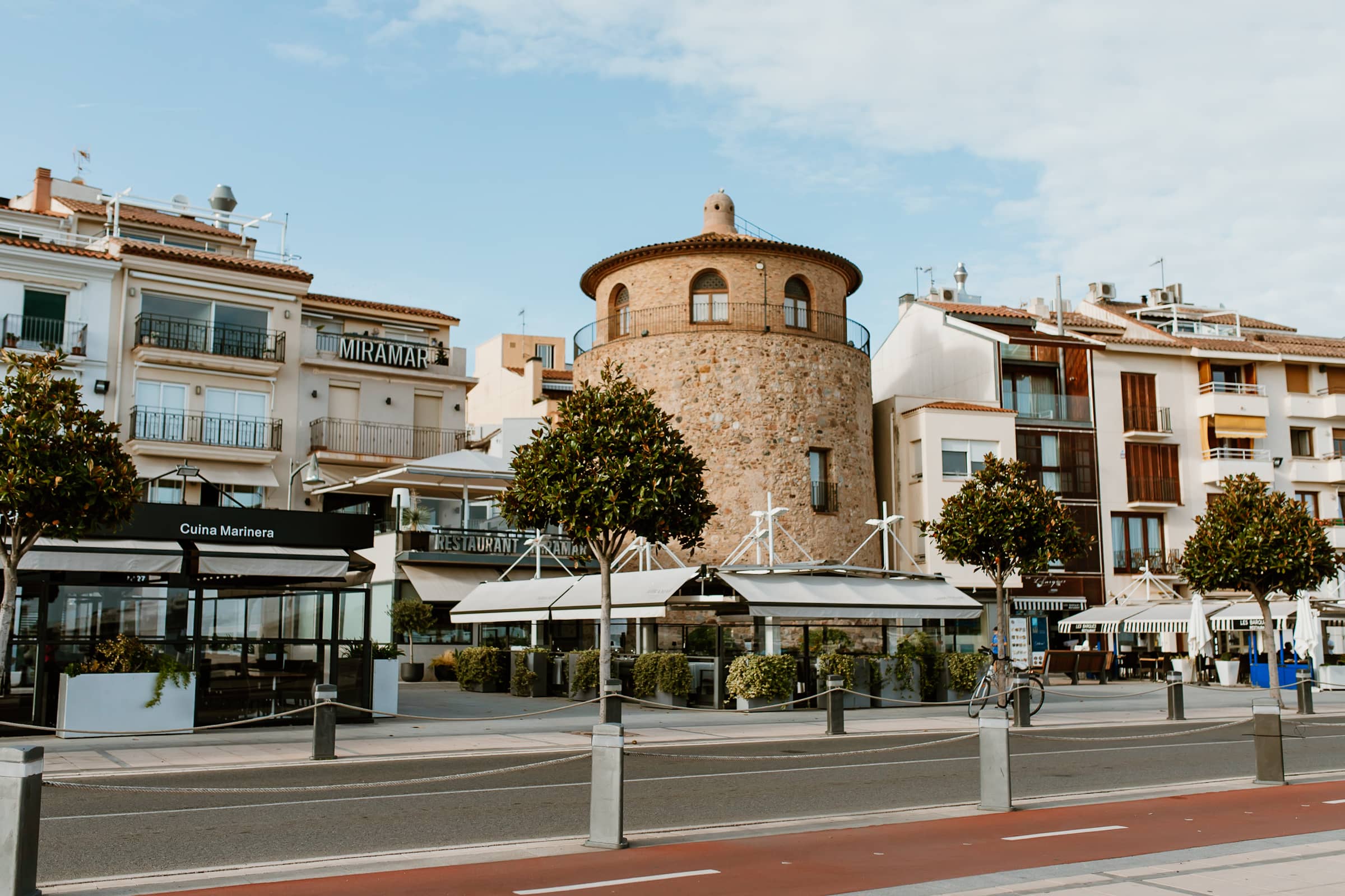 Torre del Puerto, eine Sehenswürdigkeit in Cambrils an der Promenade