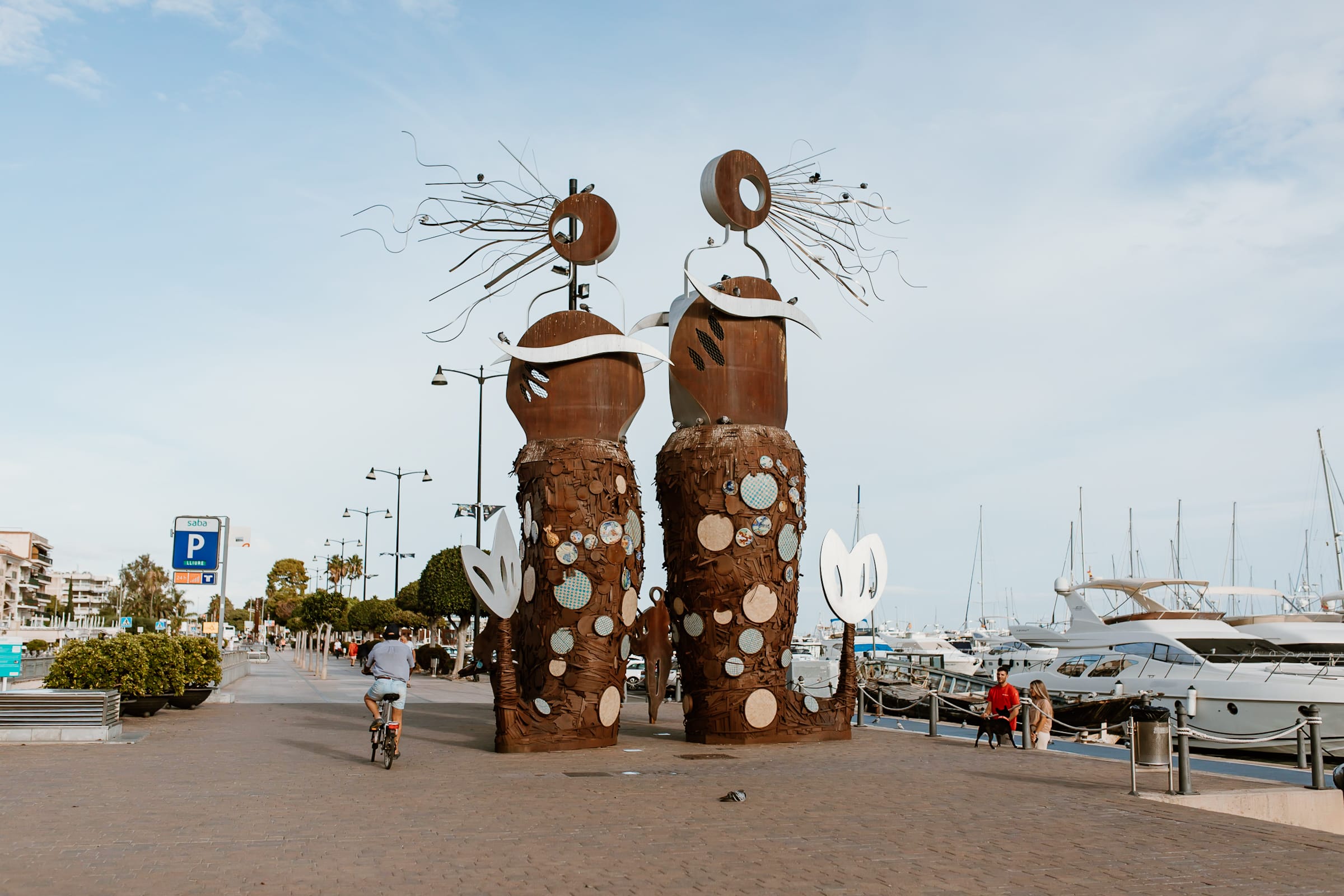 Die Statue "El Pla de les Serenes" an der Promenade von Cambrils zeigt zwei Meerjungfrauen.