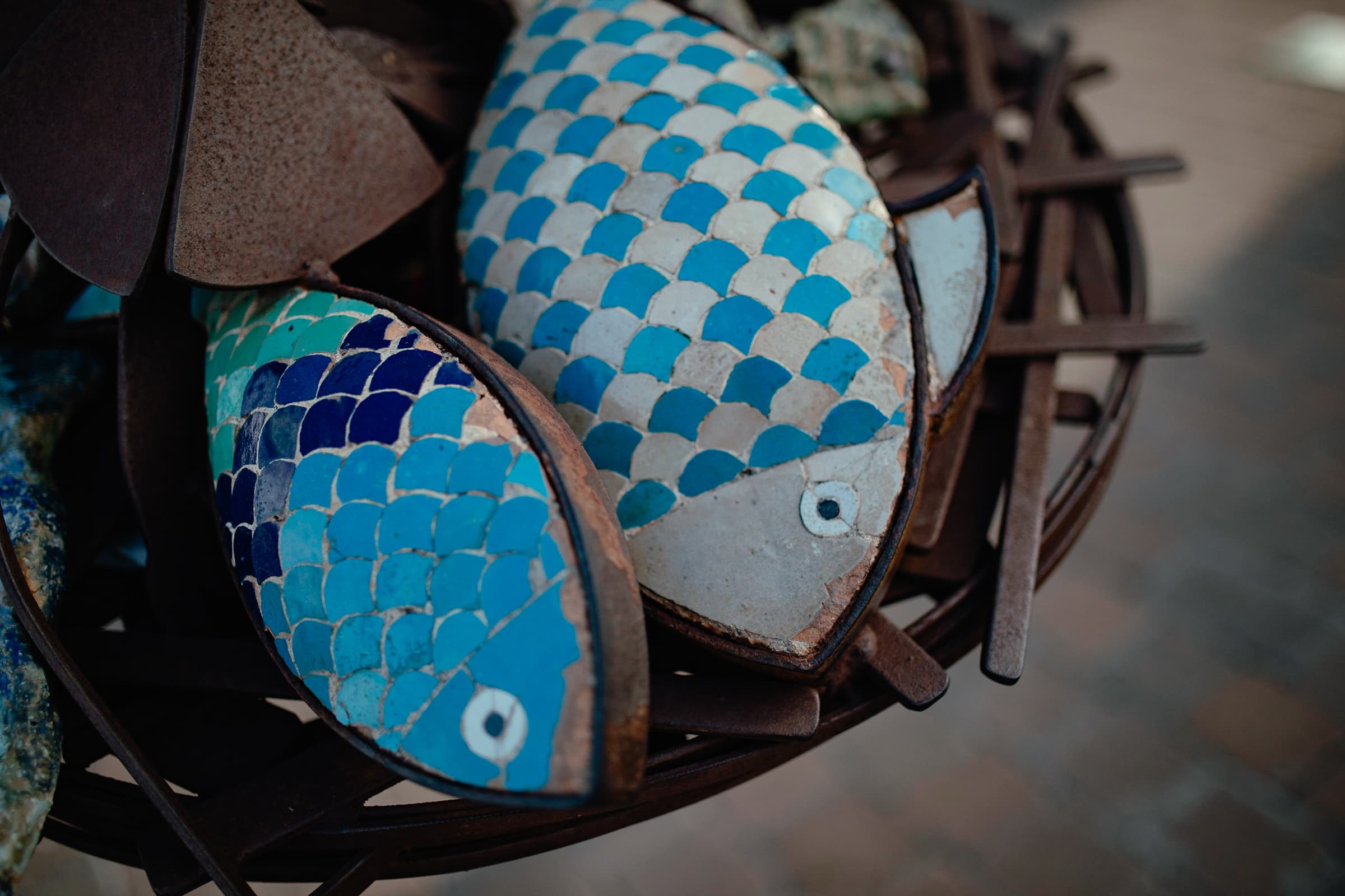 Zwei Fische aus Metall, Teil der Skulptur "El Pla de les Serenes" in Cambrils.