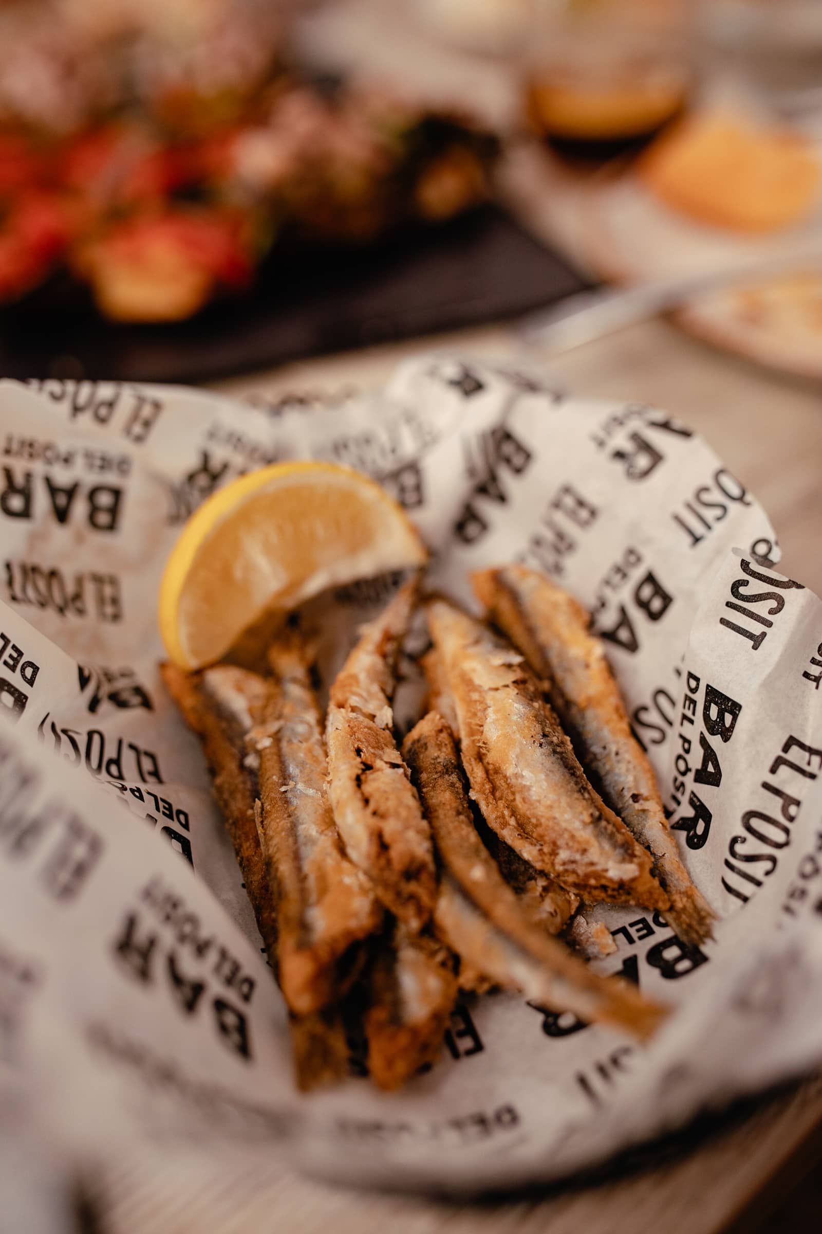 Frittierte kleine Fische in Papier von Bar El Posit in Cambrils