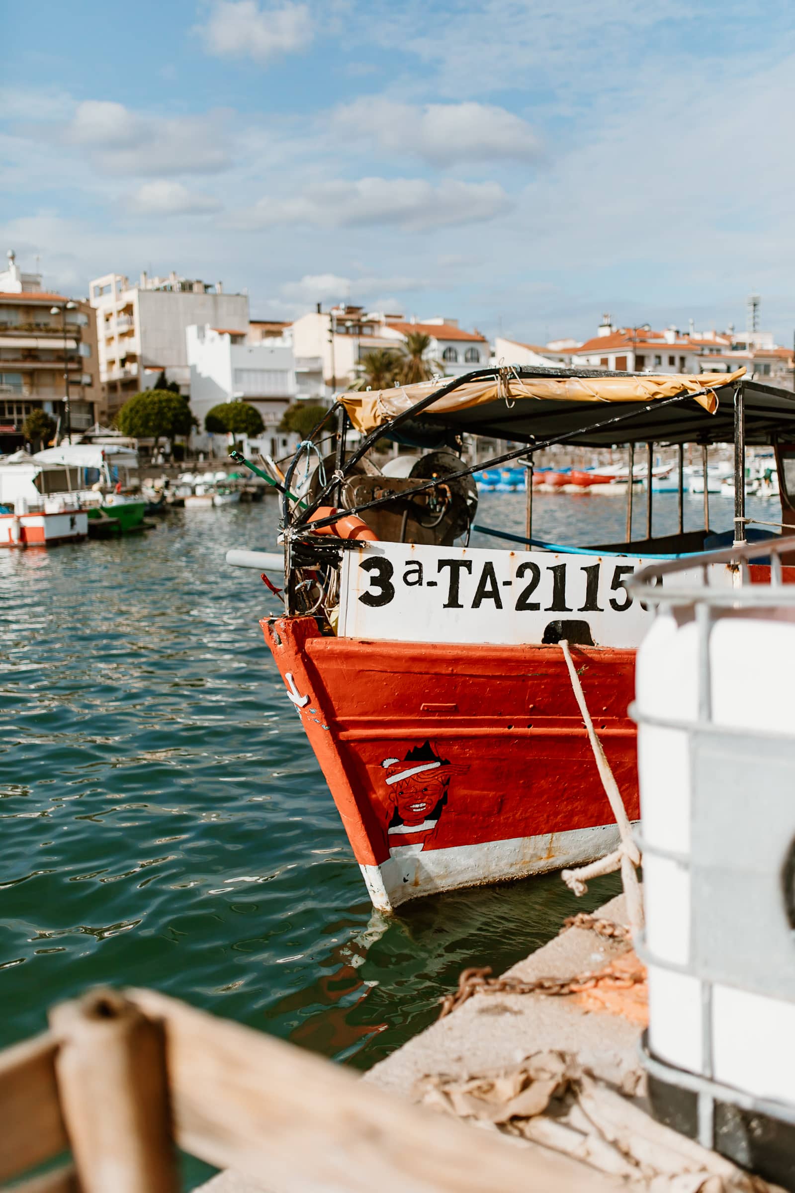 Rotes Fischerboot im Hafen von Cambrils