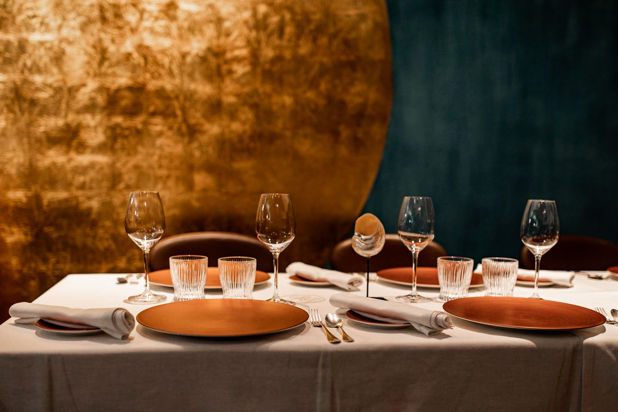 Mit Weingläsern und Platztellern gedeckter Tisch im Restaurant Rincon de Diego in Cambrils