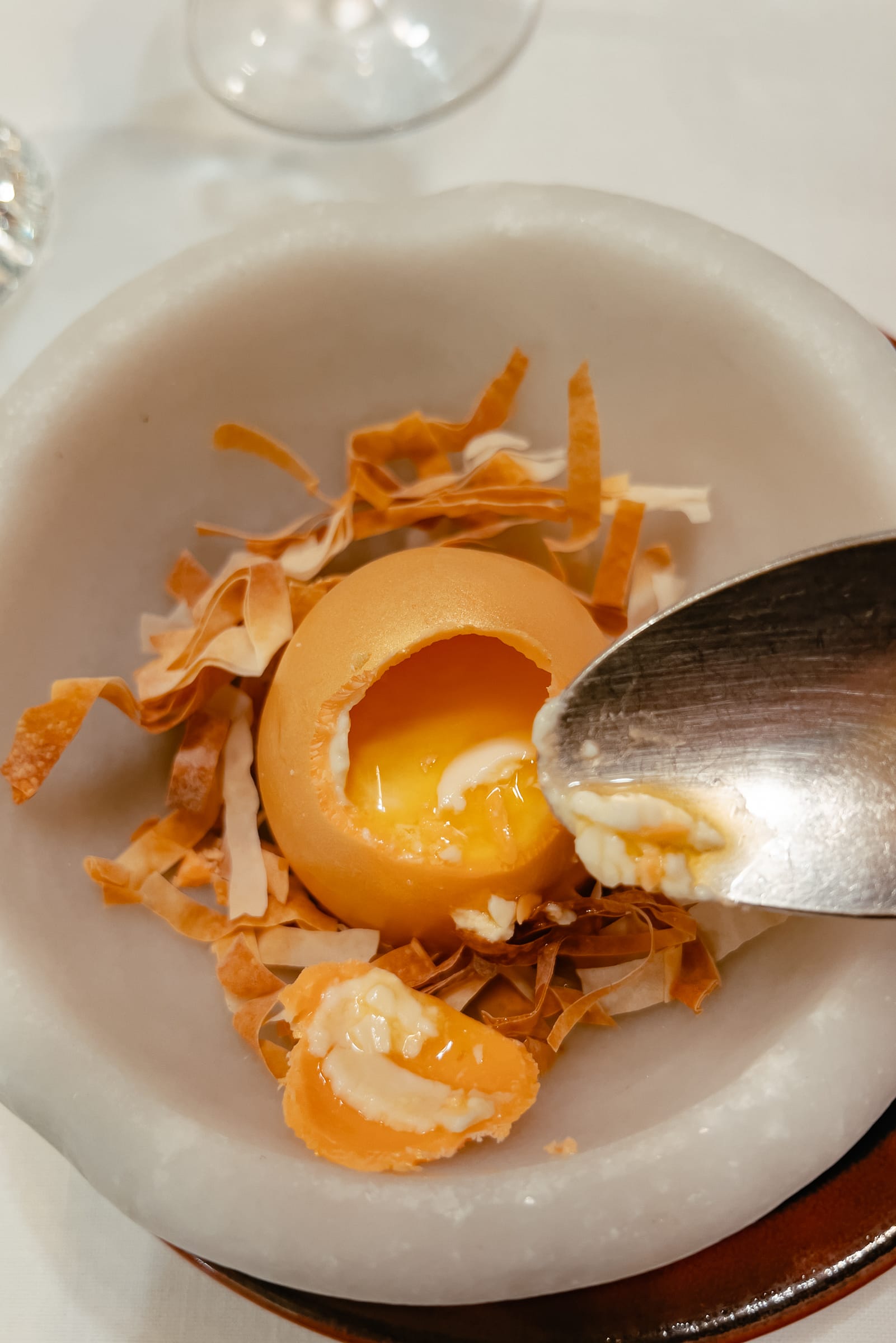 Geöffnetes Schokoladenei mit Maracujacreme