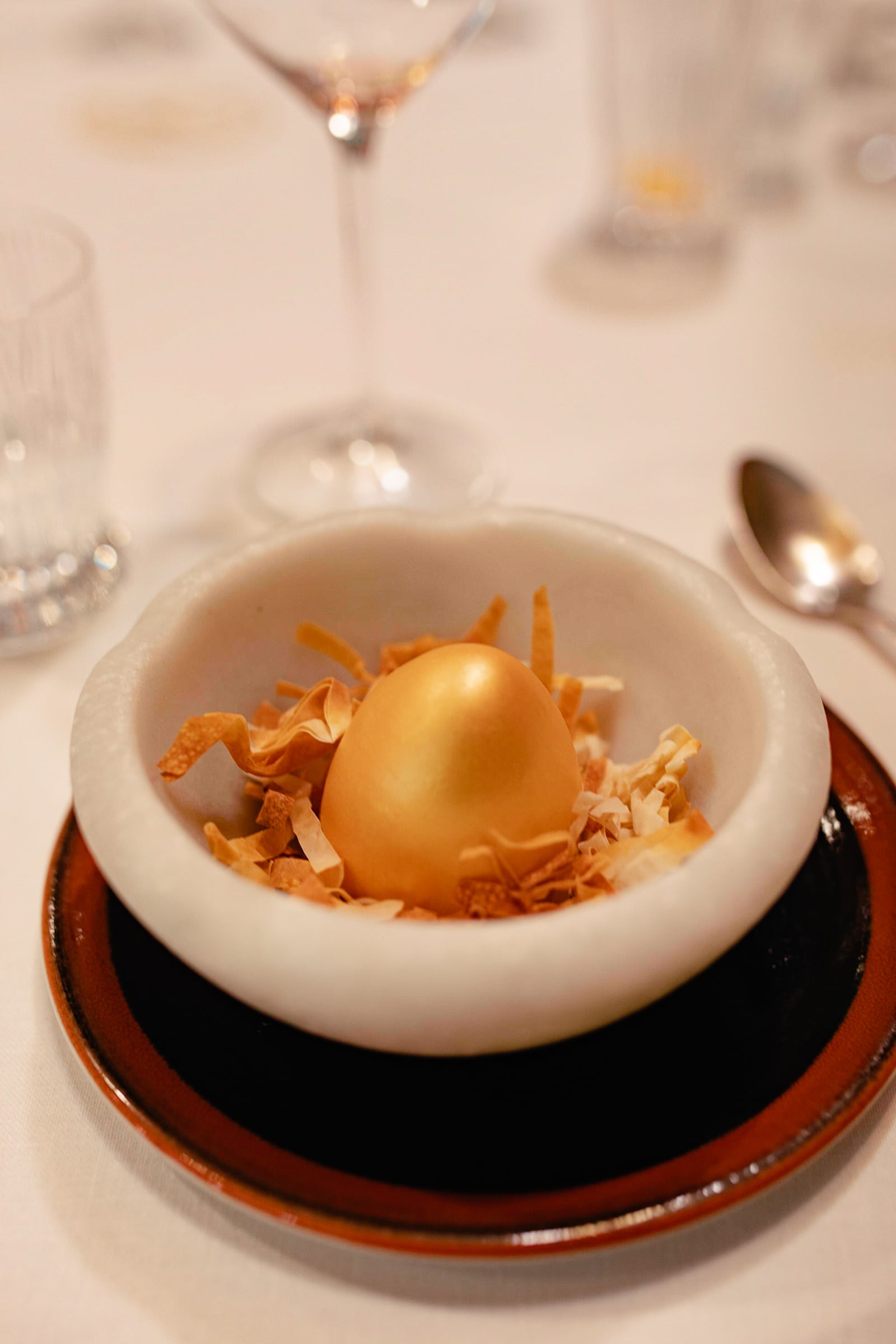 Goldenes Ei in Marmorschale bei Rincon de Diego in Cambrils