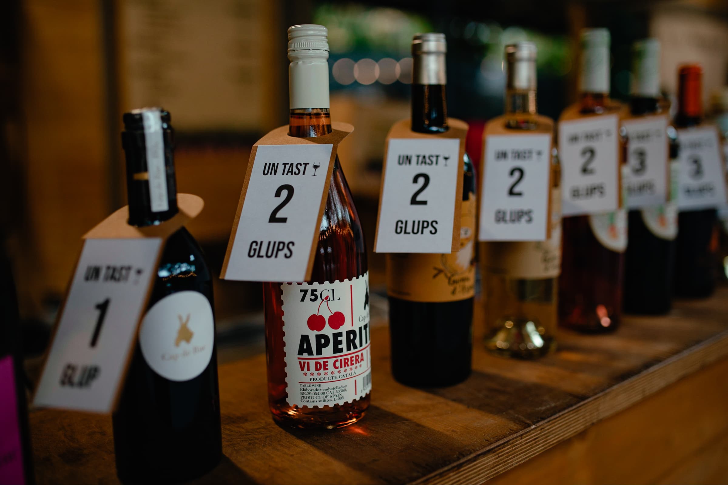 Mehrere Weinflaschen an Stand auf dem Weinfest in Cambrils