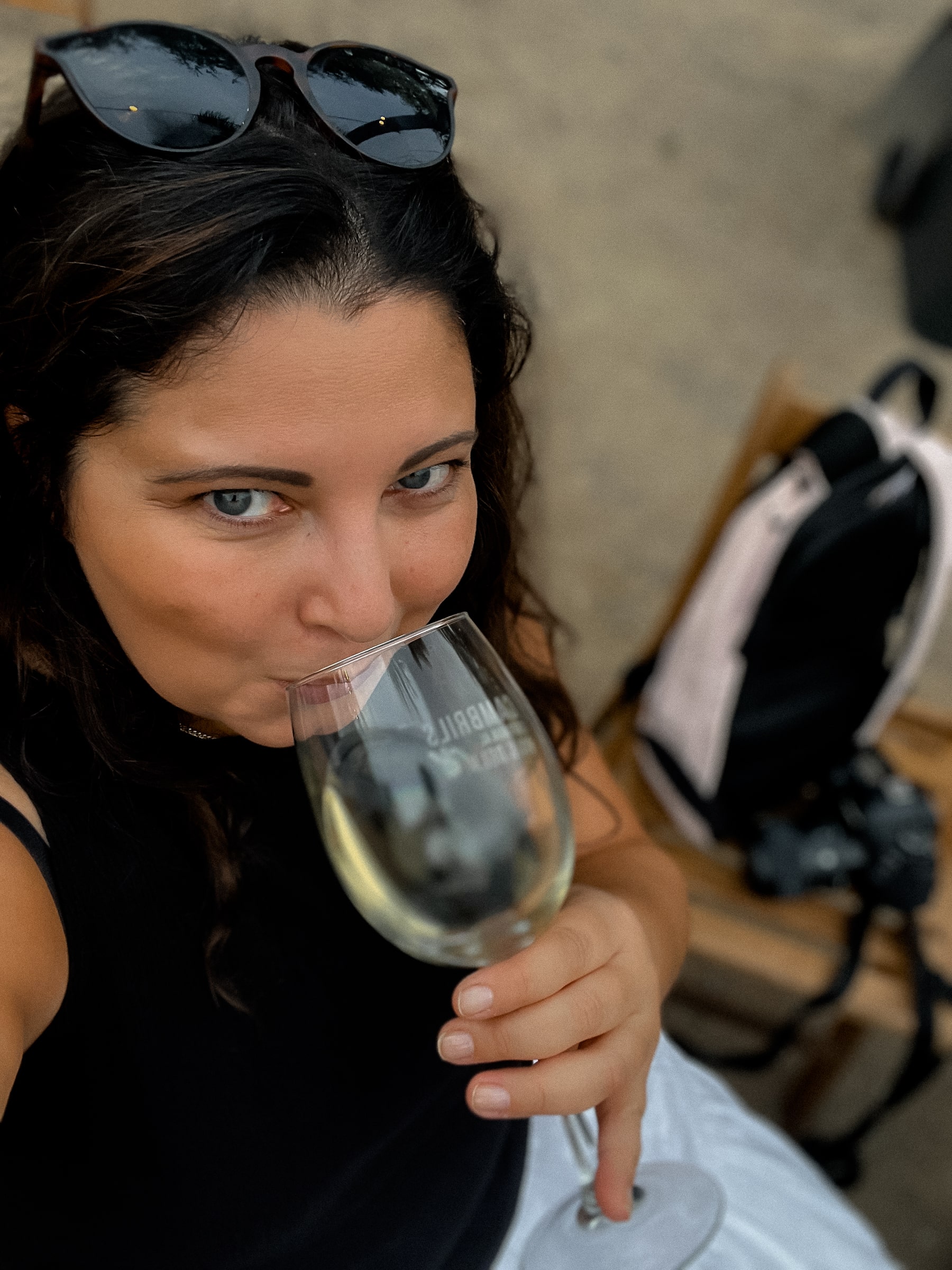 Ich trinke ein Glas Weißwein auf dem Weinfest in Cambrils