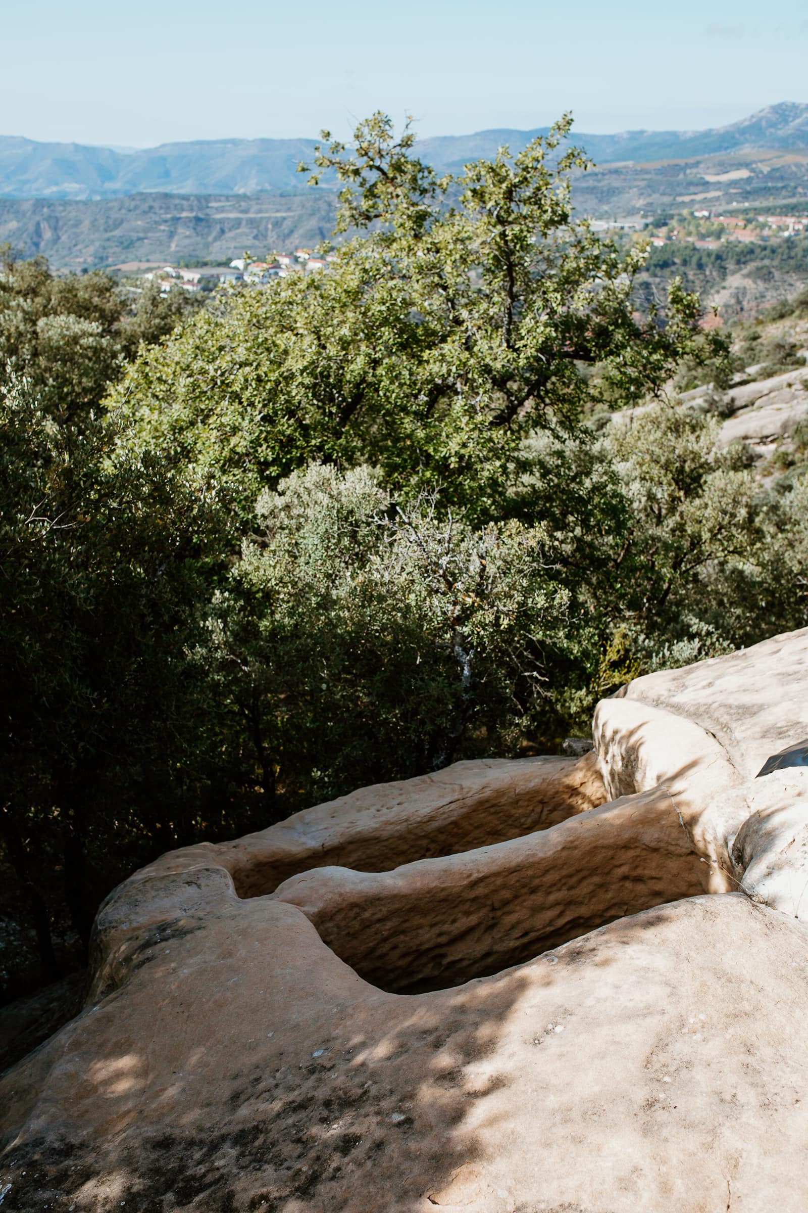 Alte Bottiche zur Weingärung in Katalonien