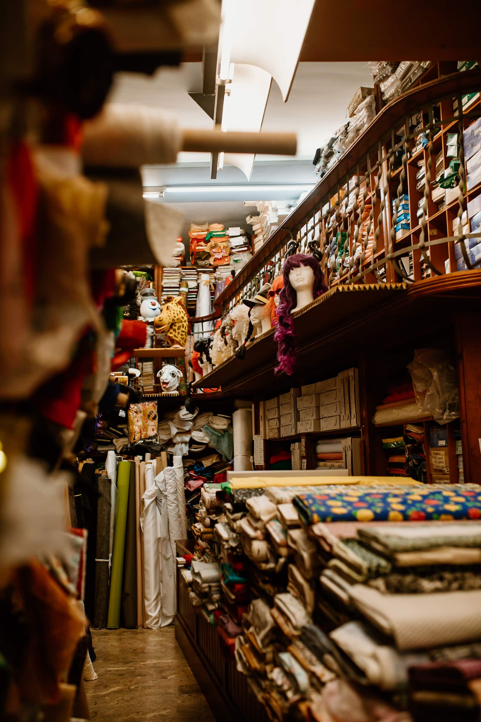 Regale mit Stoffballen bei El Barato in Reus