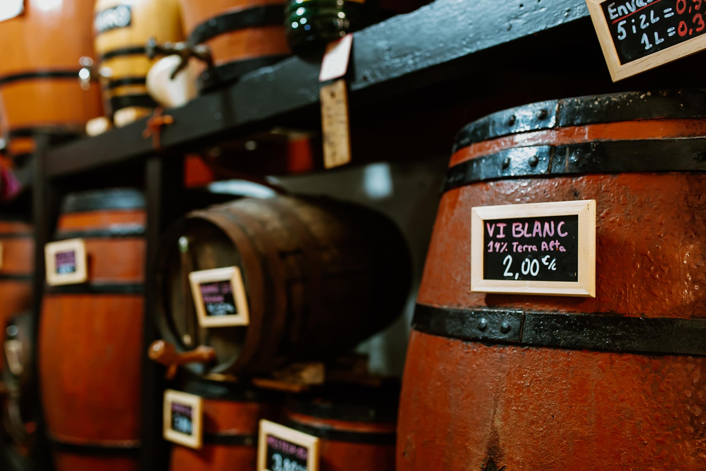 Holzfässer mit Wermut in Reus, Spanien