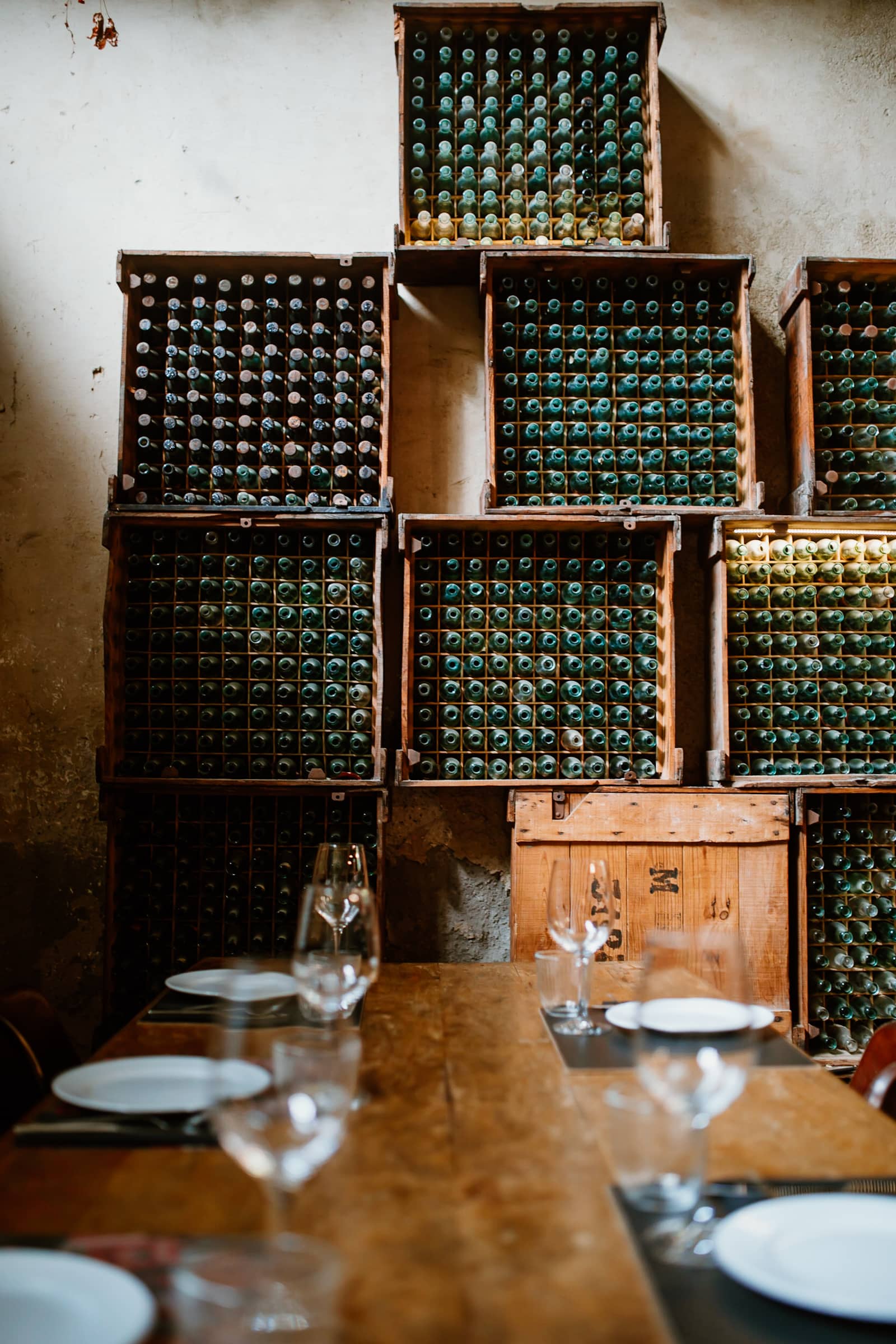 Wand mit alten Getränkenkiste im Vermuts Rofes in Reus