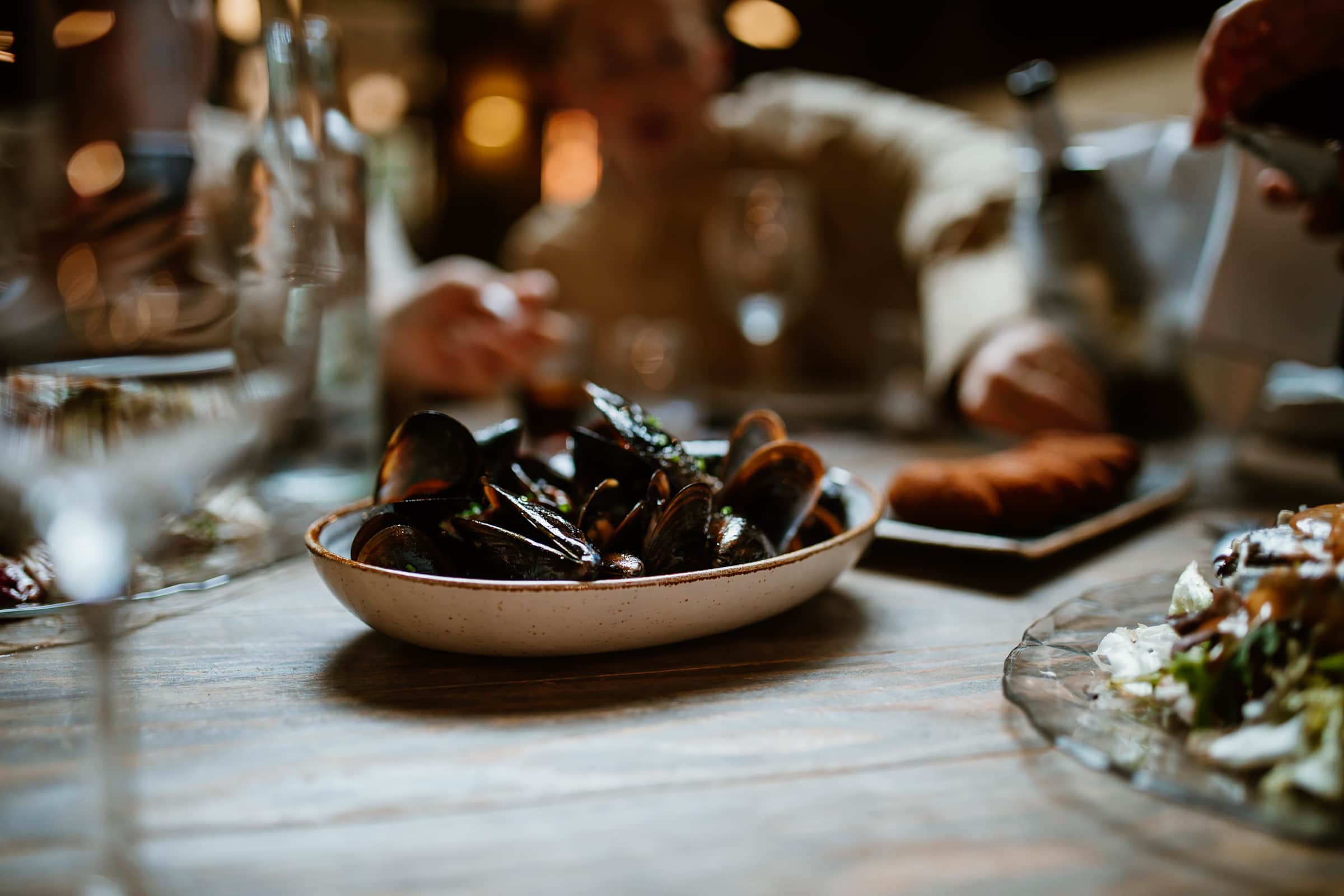 Teller mit Miesmuscheln im Vermuts Rofes Reus