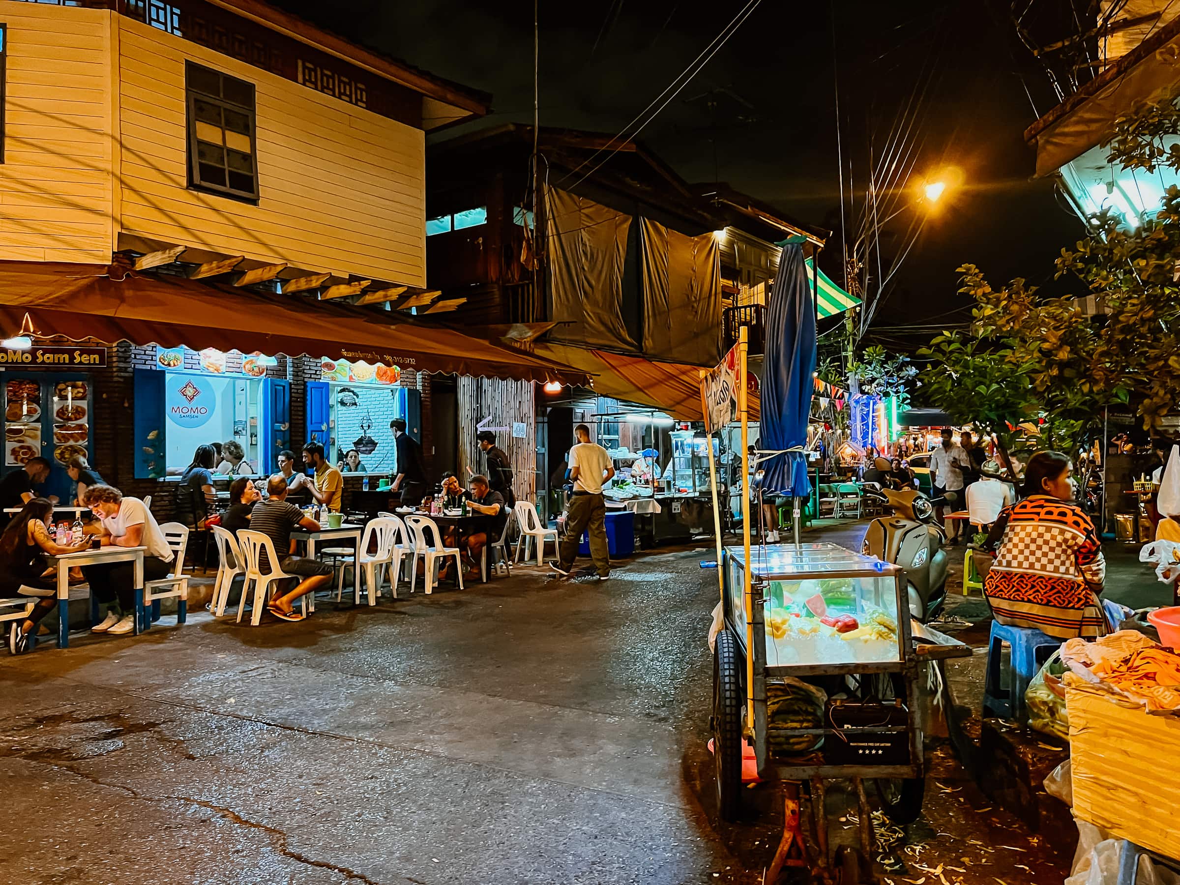 Samsen Road in Bangkok bei Nacht Street Food