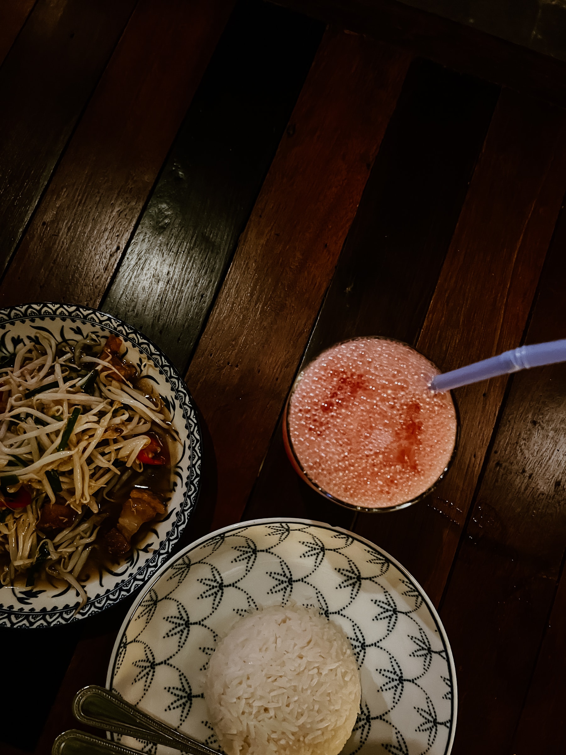 Thailändisches Essen mit Reis und Saft